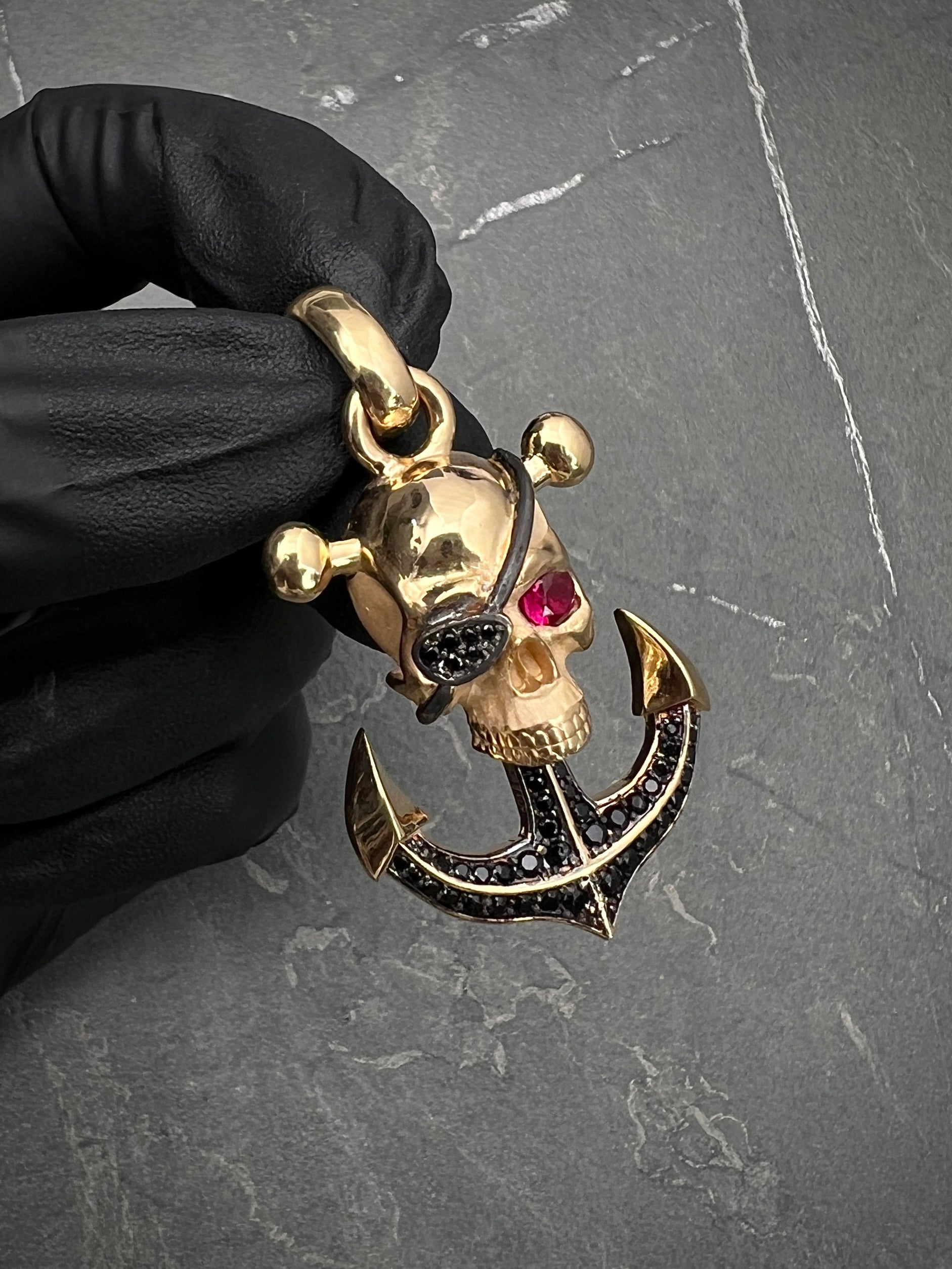 Dije De Ancla y Calavera Con Swarovski 14.6gr / Largo 4.8cm / Oro Amarillo Nac P