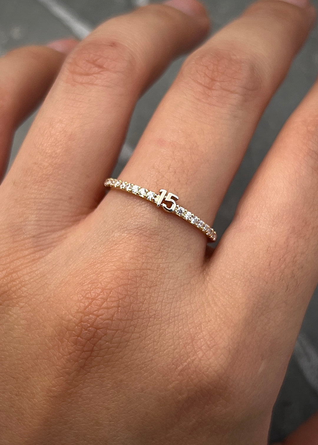 Anillo de 15s con swarovski blanco 1.25gr / Talla 8 1/4 — Oro Amarillo