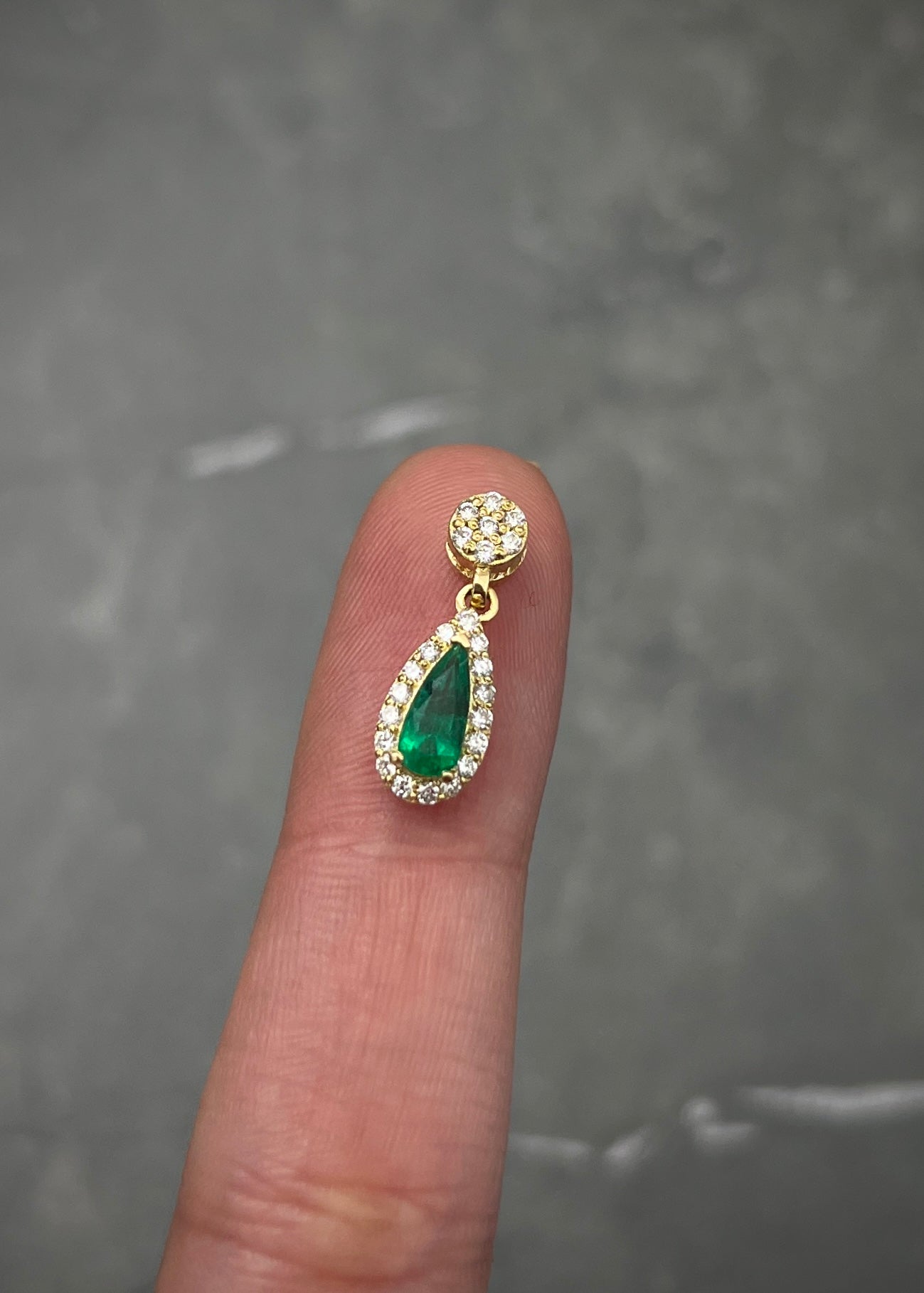 Dije con 20pts de diamantes y 35pts de esmeralda 1.2gr / Largo 1.7cm / Oro Amarillo (Joya) B