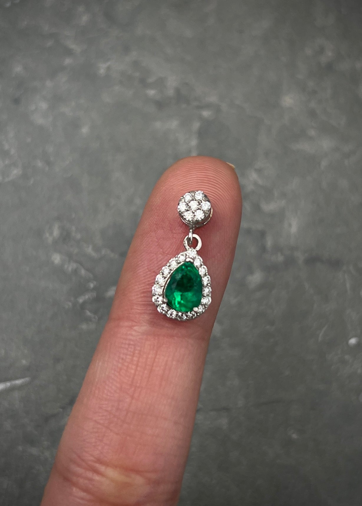 Dije con 20pts de diamantes y 60pts de esmeralda 1.05gr / Largo 1.7cm / Oro Blanco (Joya) M