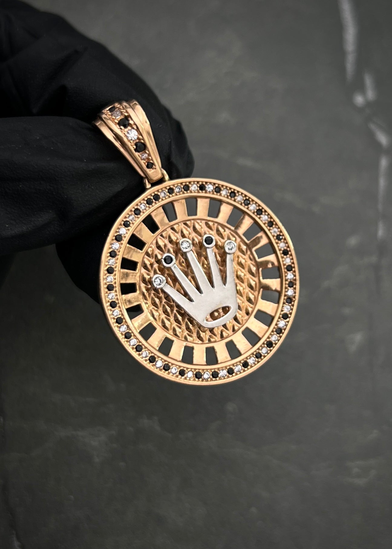 Dije CORONA RX CON SWAROVSKI 10.3gr / Largo: 4cm / Dos Oros Nac M