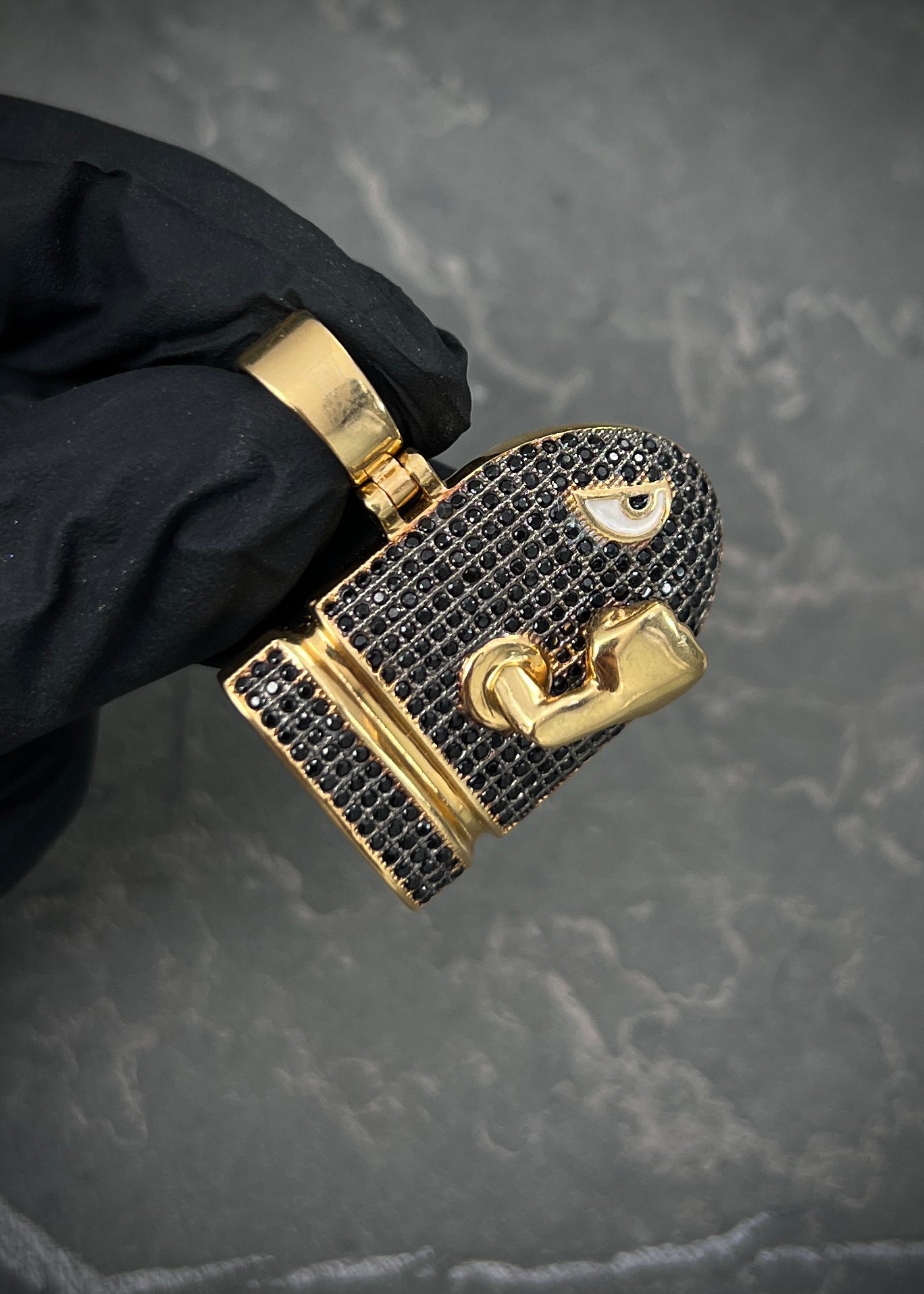 Dije BILL BALA CON SWAROVSKI NEGRO 14gr / Largo: 3.3cm / Oro Amarillo Nac M