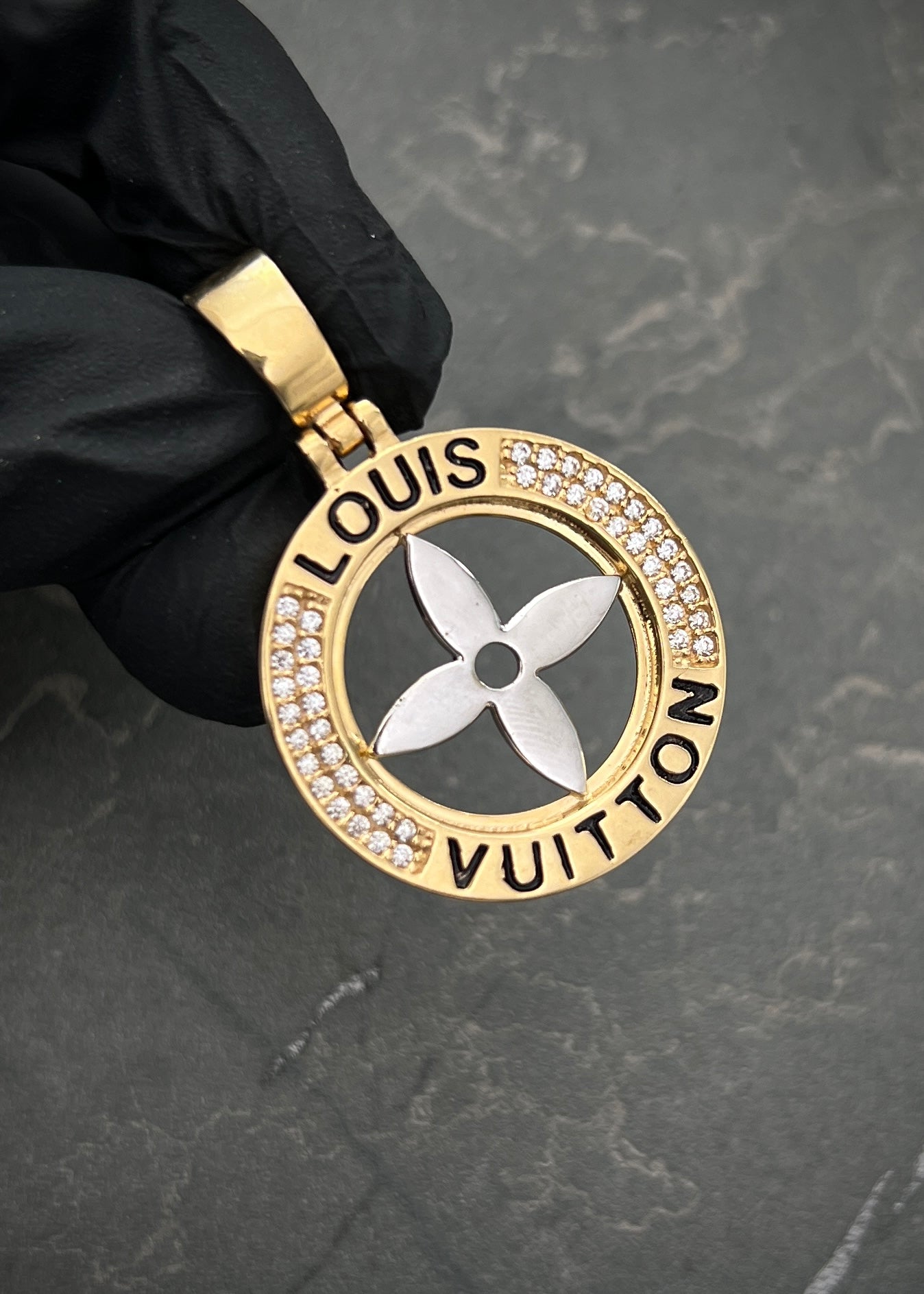 Dije LV CON SWAROVSKI BLANCO 8.6gr / Largo: 4cm / Dos Oros Nac M