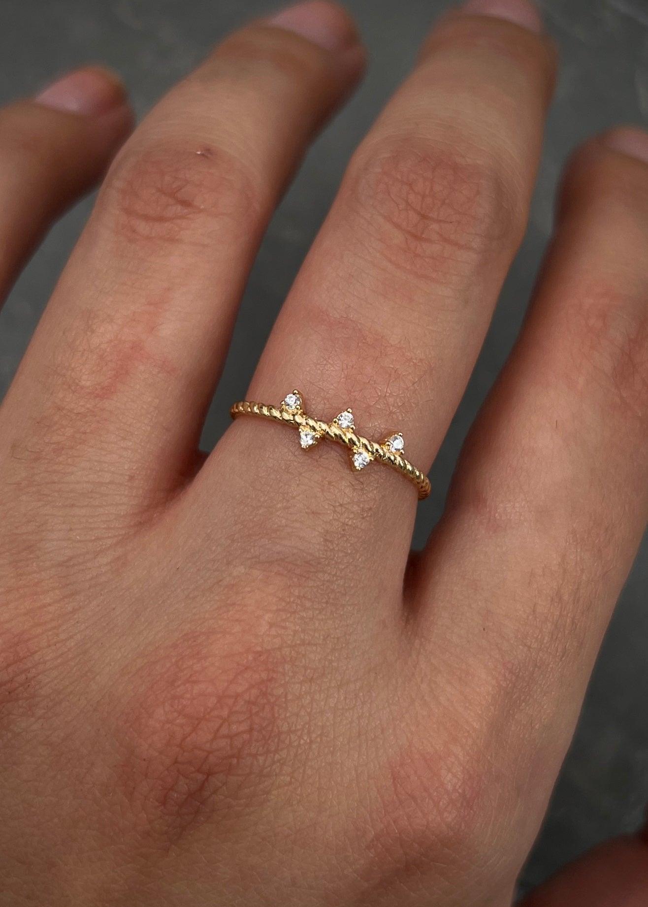 Anillo entorchado con swarovski blanco 0.75gr / TALLA 6 / Oro Amarillo Nac*