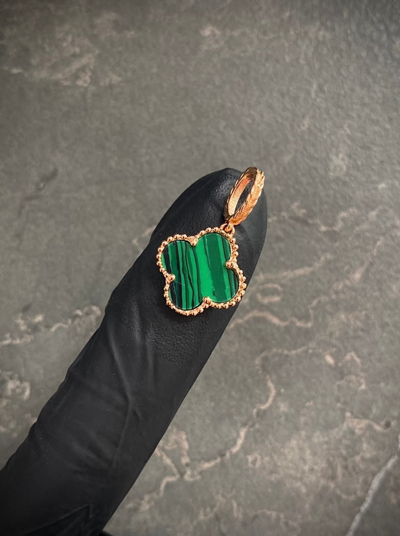 Dije lukcy clover piedra verde 1.9gr / Largo 2.5cm / Oro Rosado Nac B