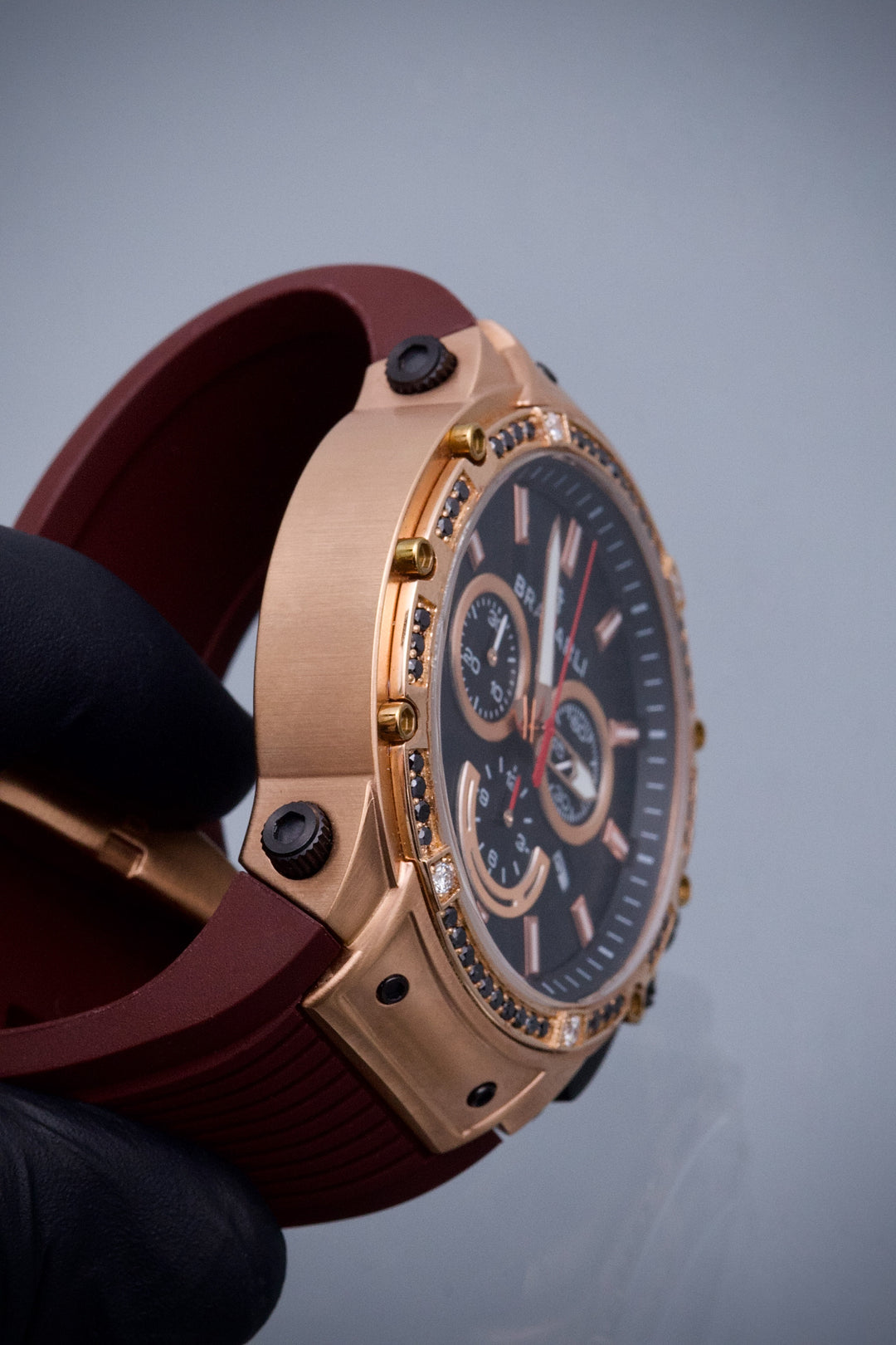 Reloj Bracarli Metal I. Oro Rosado con 76pts Diamante negro y 14pts Diamante Blanco, Caja Rosa, Fondo Negro — Oro rosado