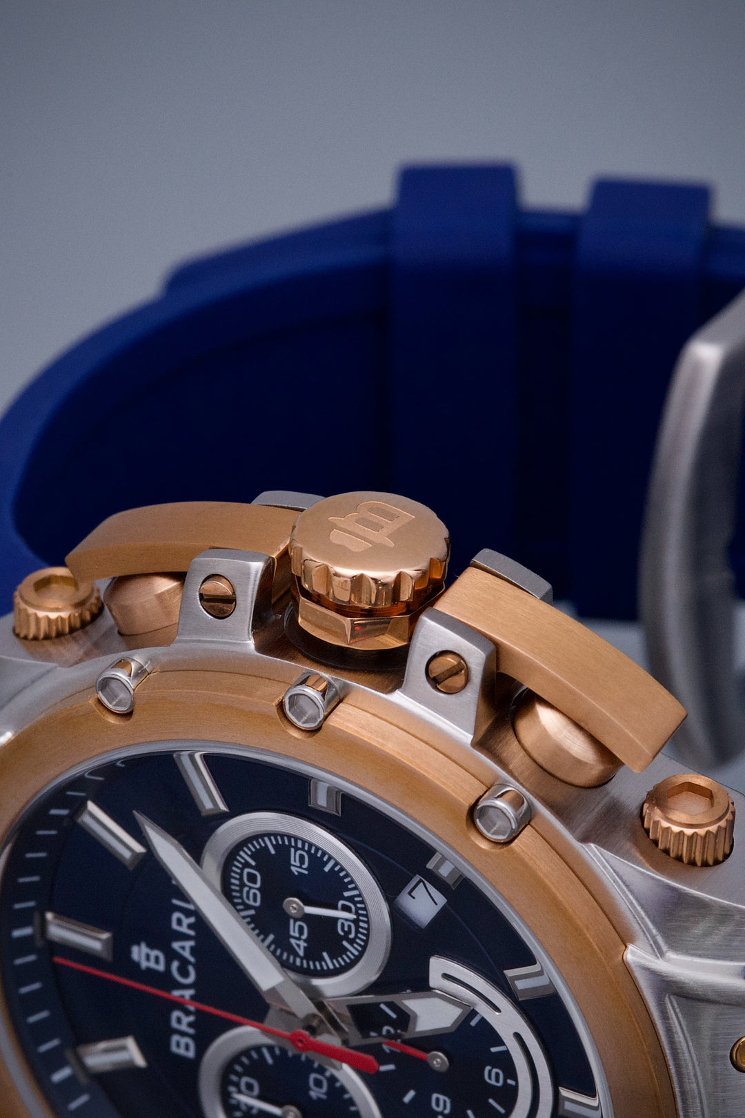 Reloj Bracarli Metal I. Caja blanca y rosa, fondo azul, y correa Azul