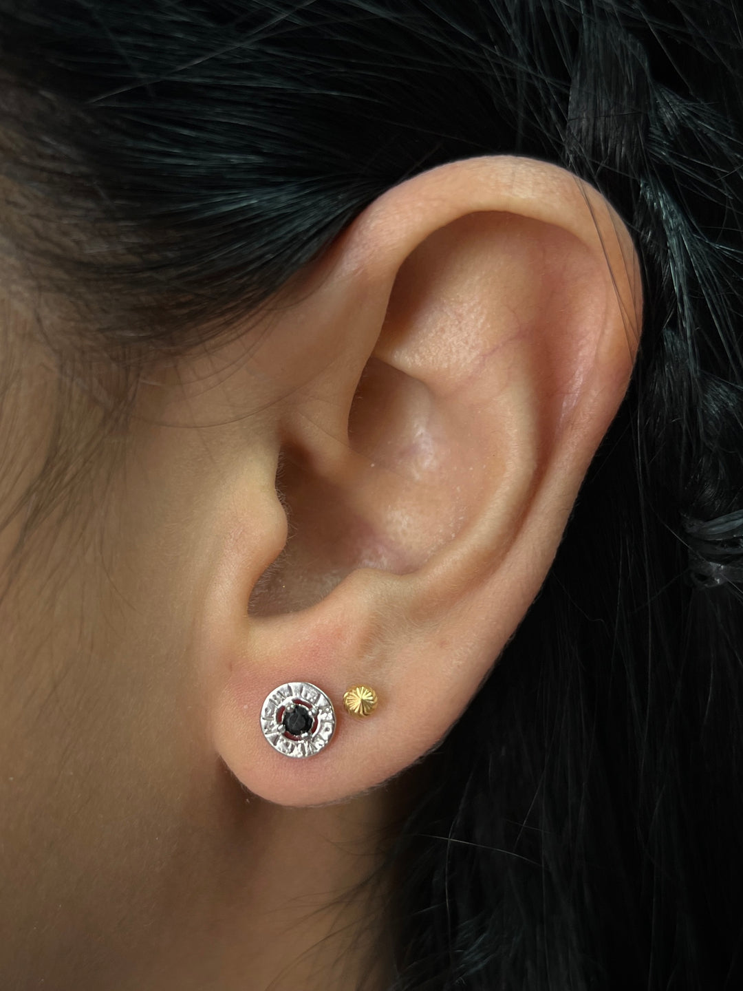 Topos bv con swarovski negro 1.15gr / Largo 1cm — Oro Blanco