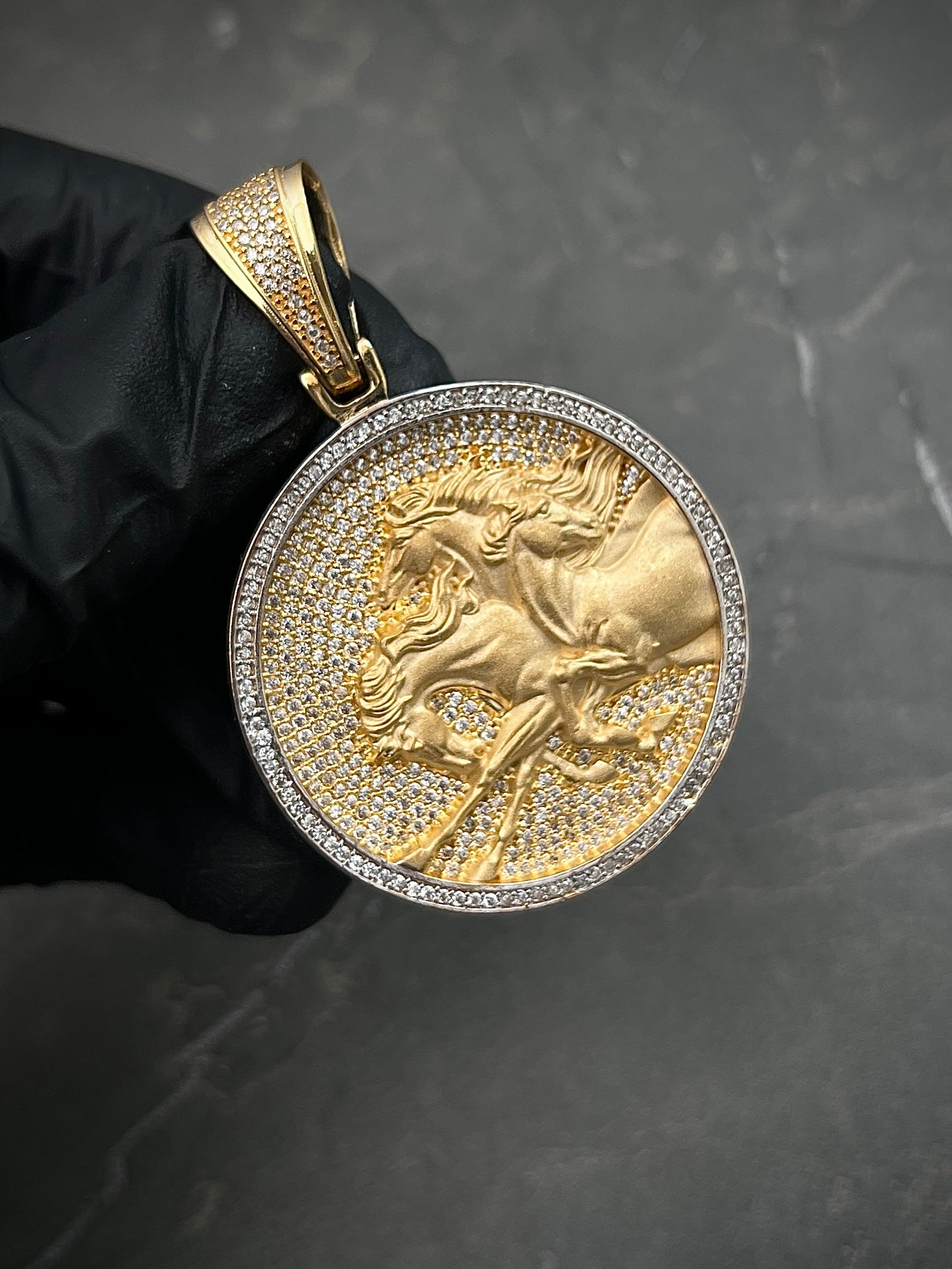 Dije de medalla de caballos 19.5gr / 5.5cm / Oro Amarillo Nac M