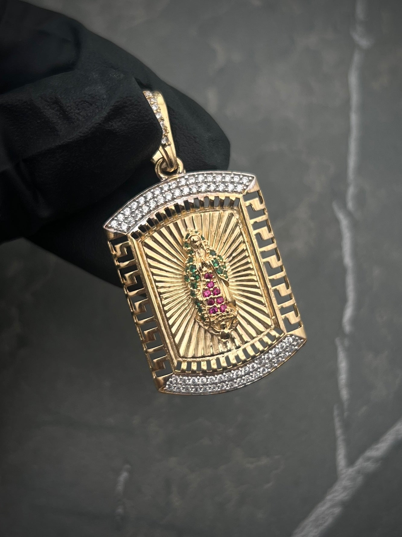 Dije Placa Virgen De GUADALupe CON SWarovski 7.9gr / Largo 4.3cm / Oro Amarillo Nac P