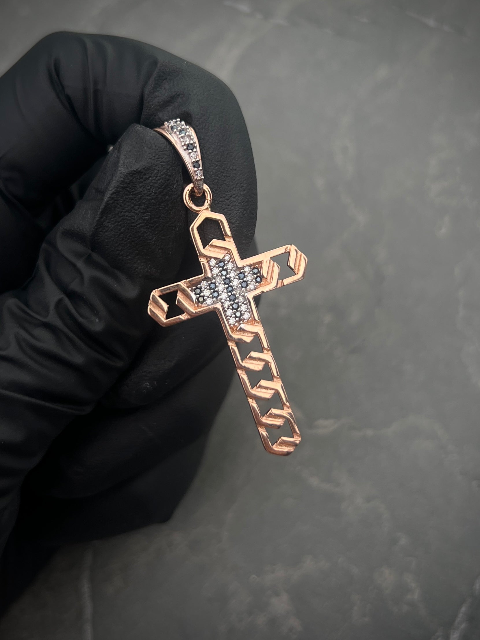 Dije Cruz Rustica COn Swarovski blanco y negro 4.55gr / Largo 4.7cm / Oro Rosado Nac P