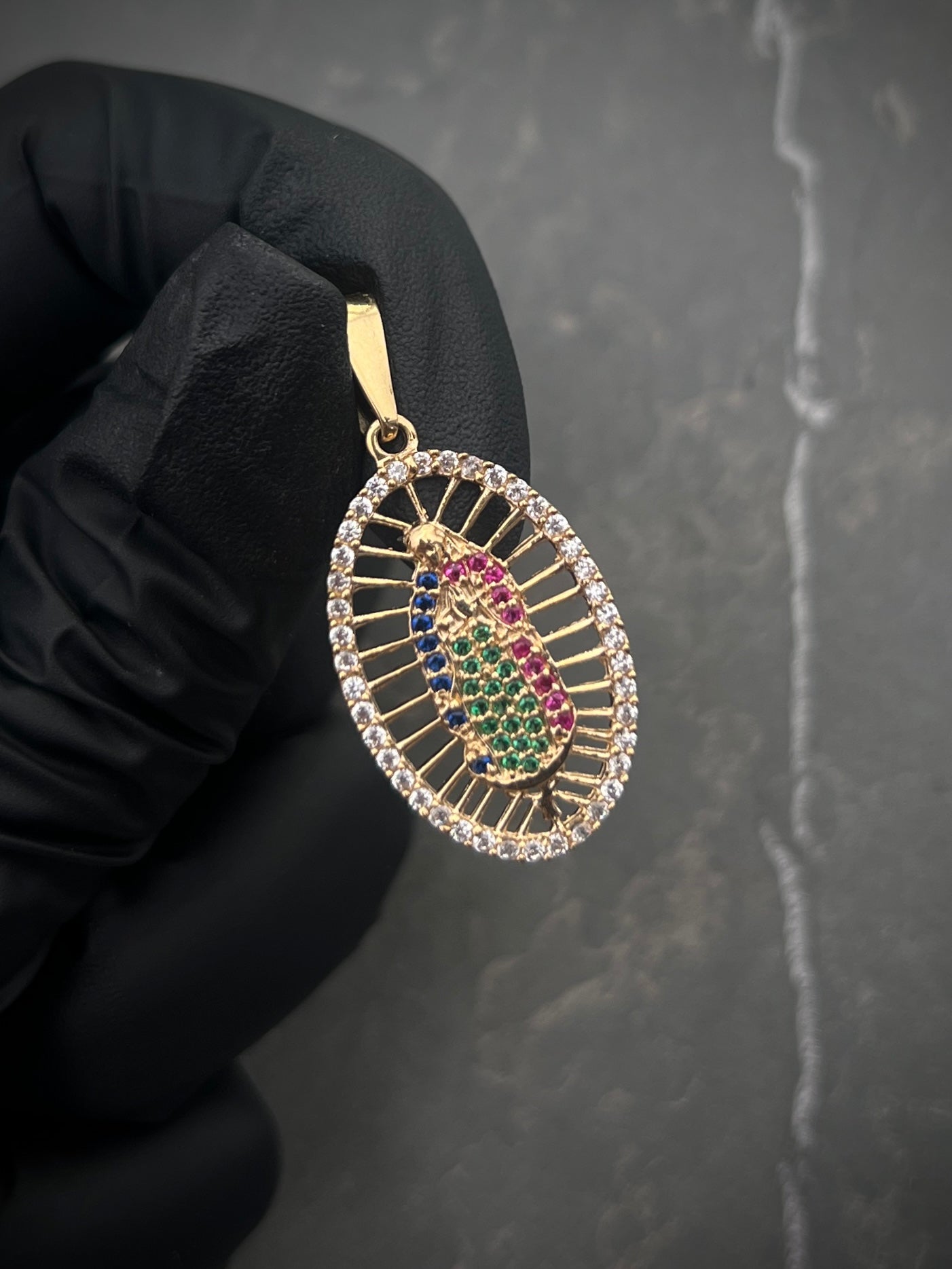 Dije VIRGEN DE GUADALUPE COn Swarovski Multicolor 2.55gr / Largo 3.5cm / Oro Amarillo Nac P