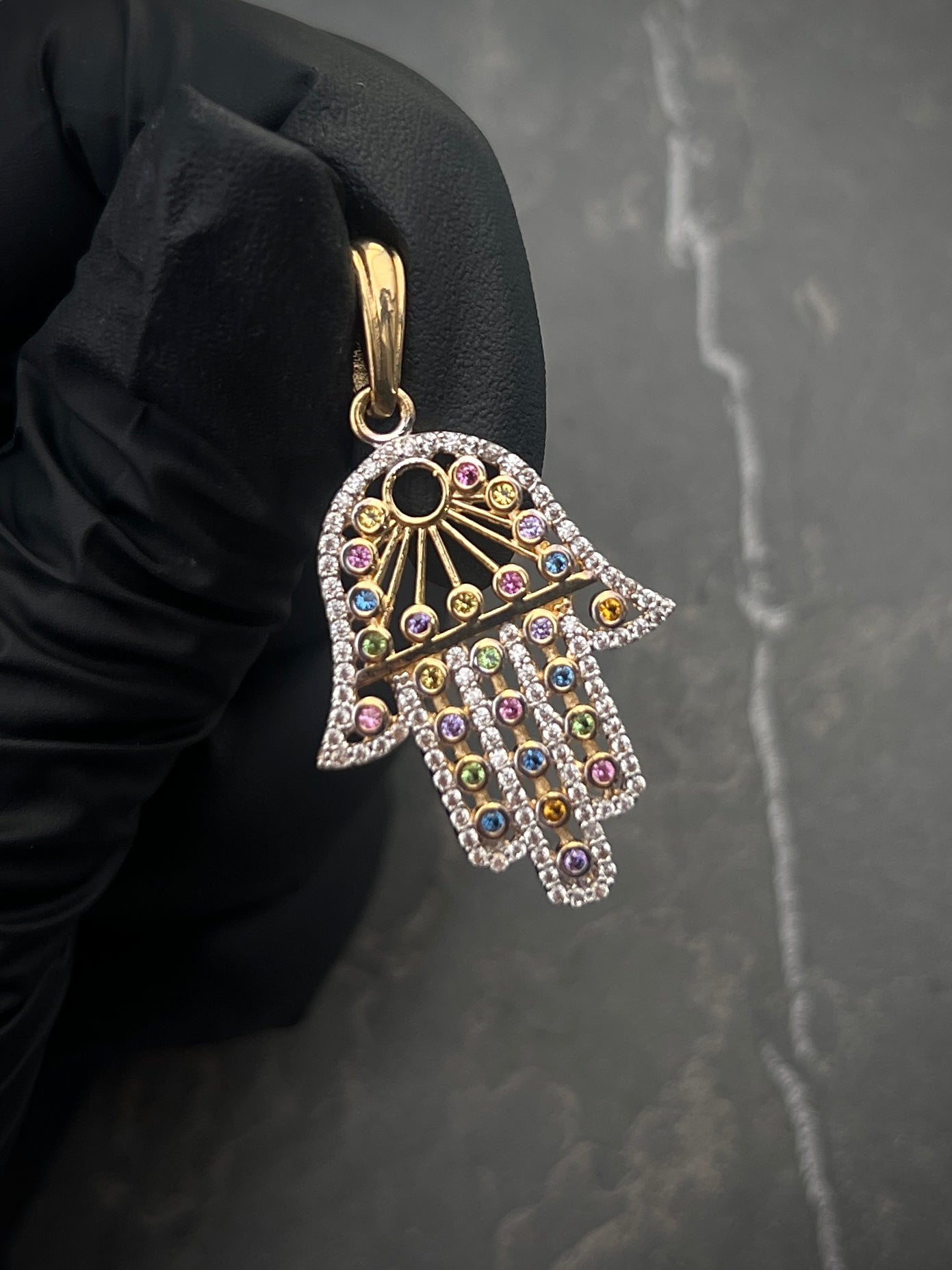 Dije MAno Hs Con Swarovski Multicolor 3.95gr / Largo 3.9cm / Oro Amarillo Nac P