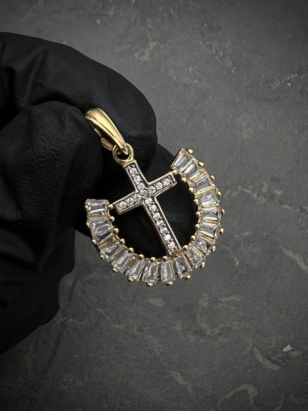 Dije de cruz con swarovski blanco 3.45gr / 2.7cm — Oro Amarillo