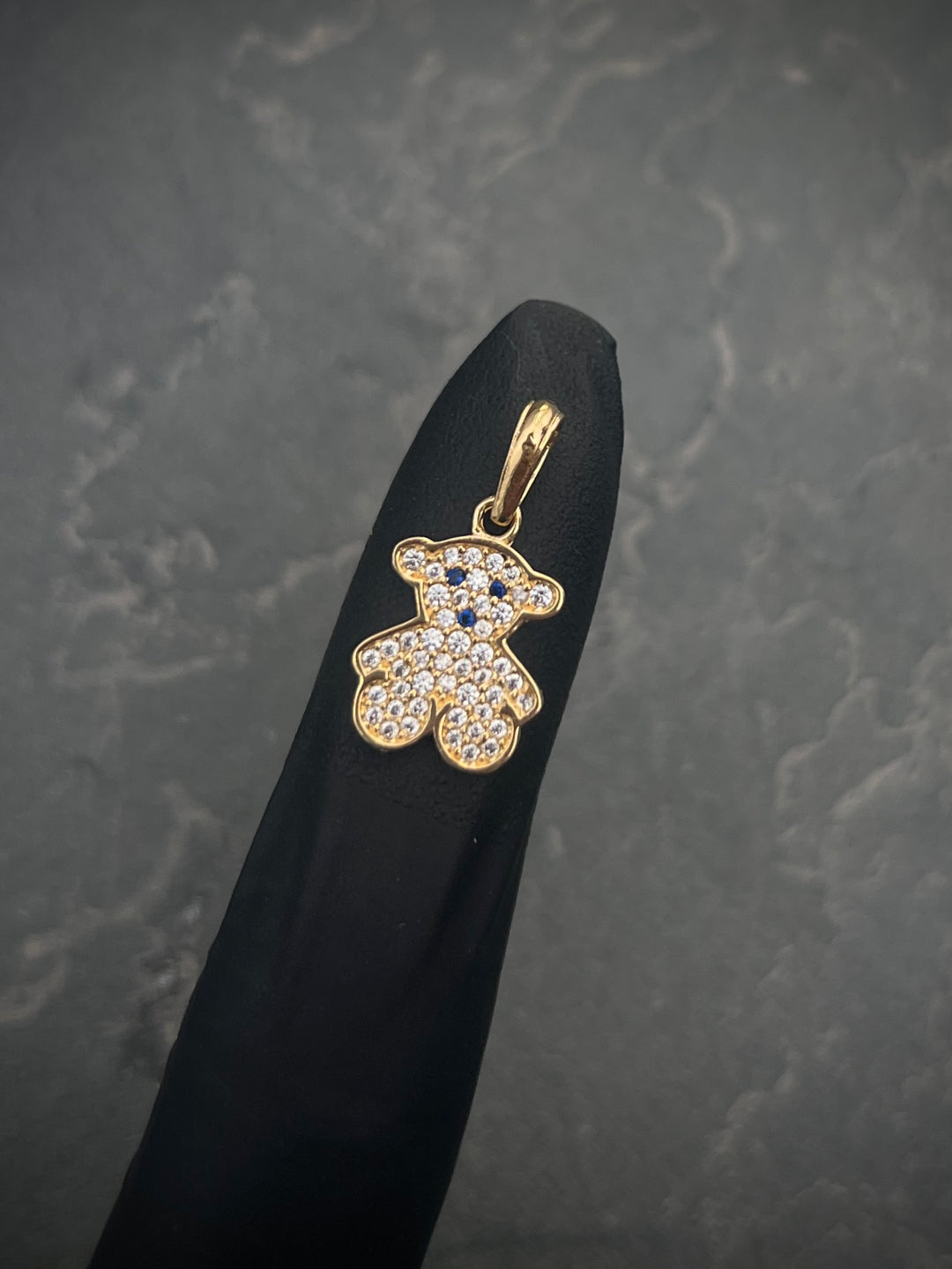 Dije OSO TH Con Swarovski Azul Y Blanco 1.65gr / Largo 2.1cm — Oro Amarillo