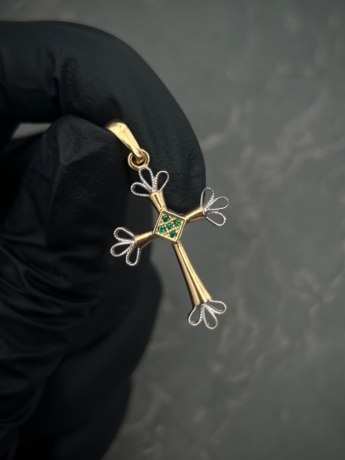 Dije CRUZ RUStica COn SWArovski VErde 1.9gr / Largo 3.4cm / Oro Amarillo Nac P