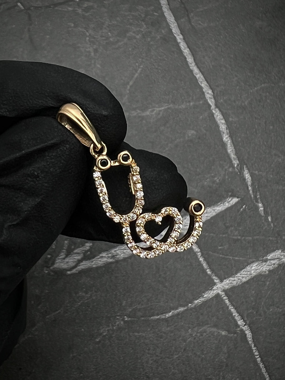 Dije De Estetoscopio Con Corazon Y Swarovski 2.4gr / Largo 2.6cm — Oro Amarillo