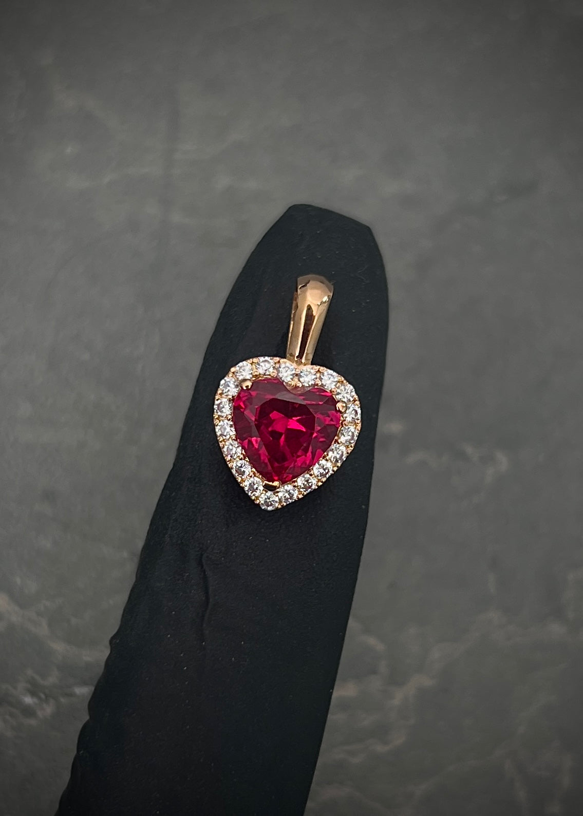 Dije corazon con swarovski fucsia y blanco 2.7gr / Largo: 1.8cm / Oro Rosado Nac M