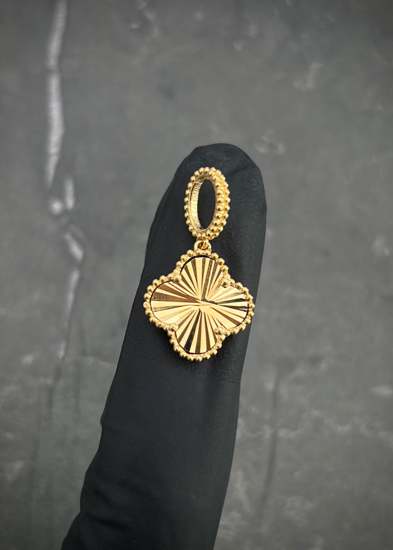 Dije Lucky Clover Diamantado 3.05gr / 2.3cm / 14mm — Oro Amarillo