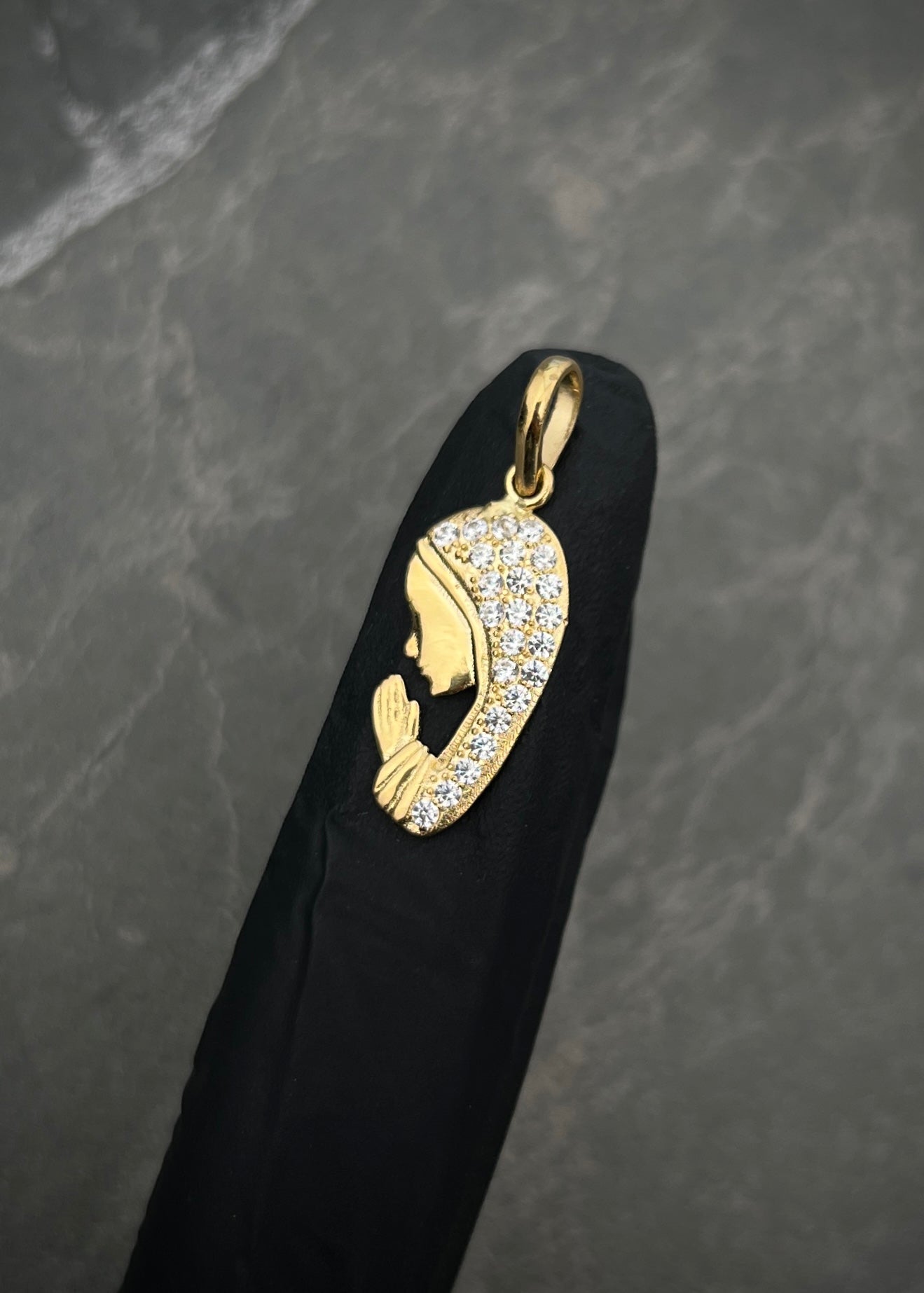 Dije virgen maria con swarovski blanco 2.05gr / Largo: 2.8cm / Oro Amarillo Nac B