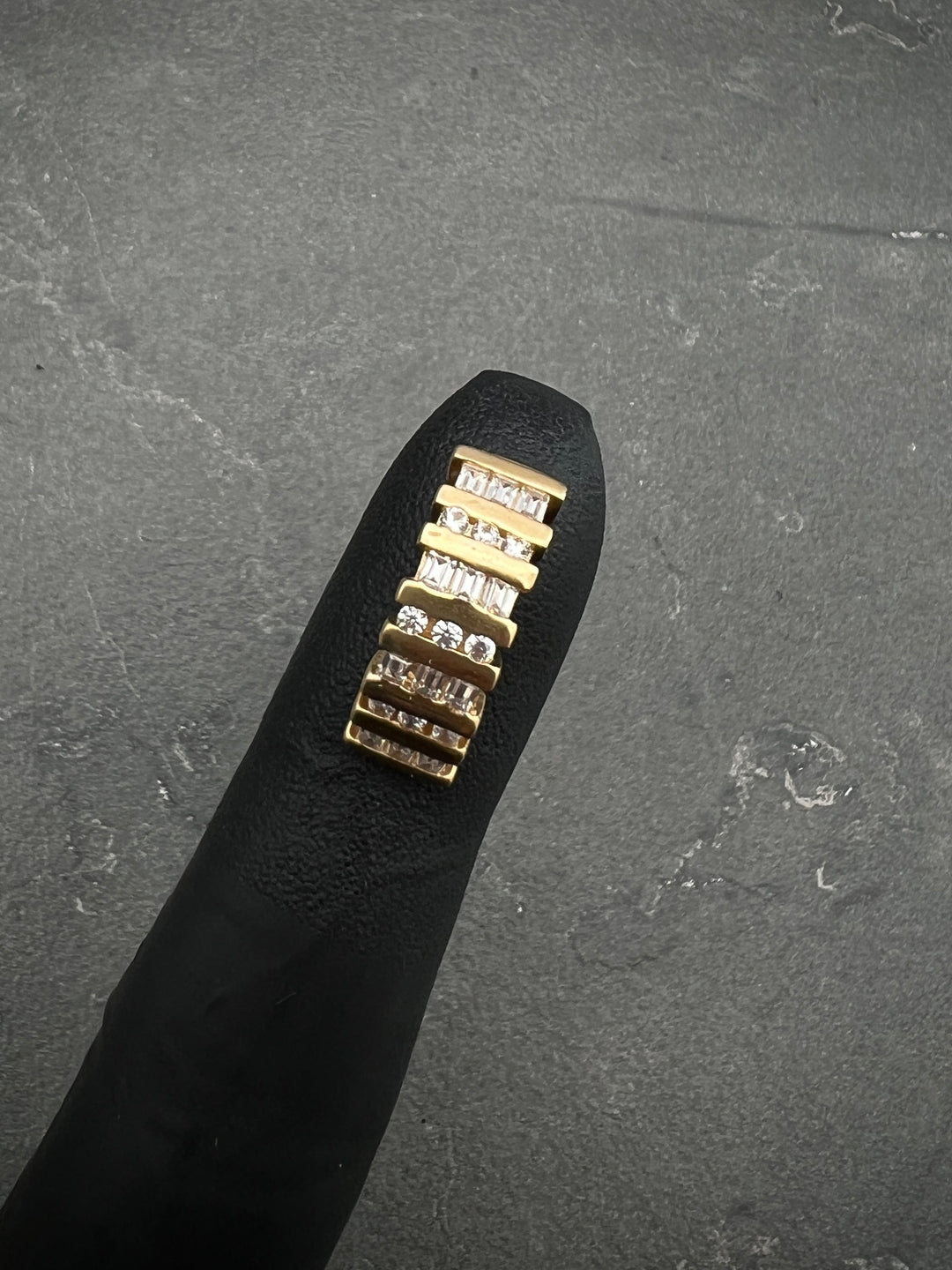 Dije con swarovski blanco 2.6gr / 1.7cm — Oro Amarillo