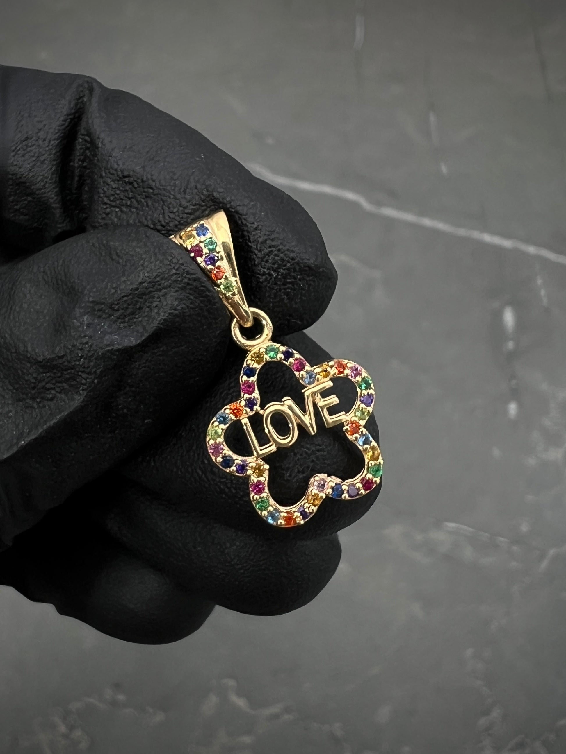 Dije de flor love con swarovski multicolor 1.45gr / 2.4cm / Oro Amarillo Nac M