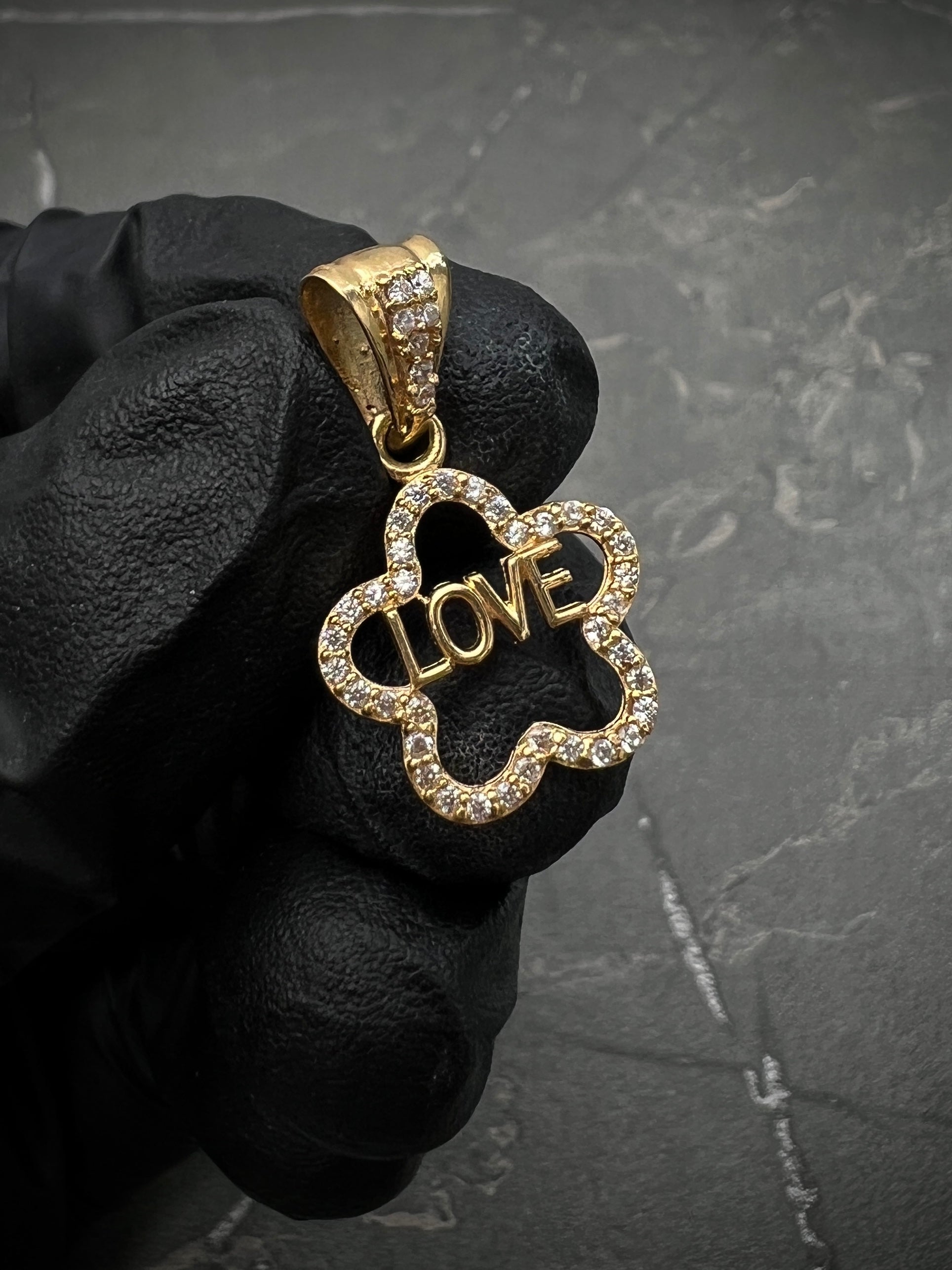 Dije De Flor Love Con Swarovski Blanco 1.55gr / Largo 2.3cm / Oro Amarillo Nac B