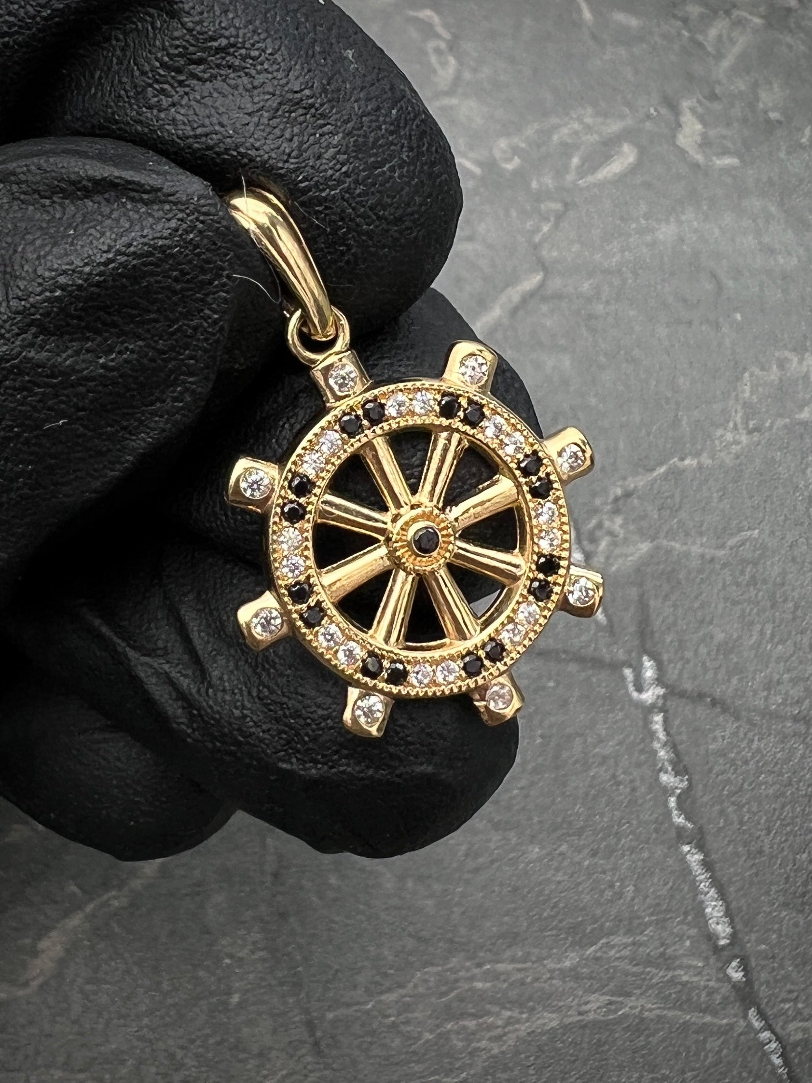 Dije De Timon Con Swarovski Negro Y Blanco 2.4gr / Largo 2.7cm / Oro Amarillo Nac B