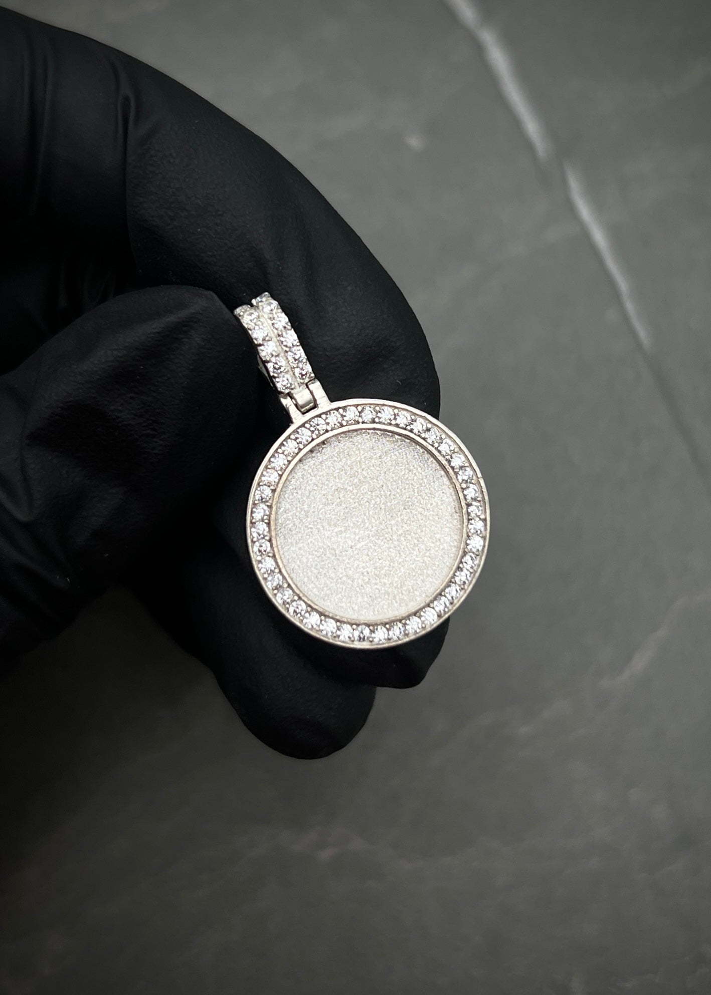 Dije medalla con swarovski blanco 2.9gr / Largo 2.7cm / Plata P