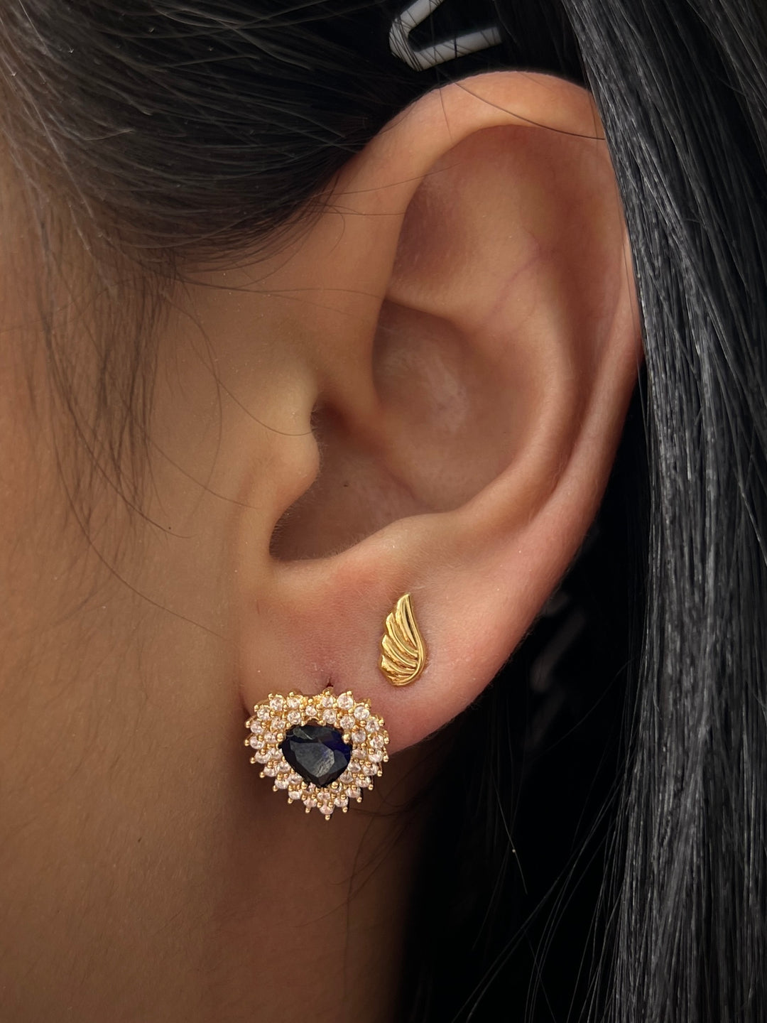 TOPOS Con Swarovskis De Corazones Azul 4.2gr / Largo 1.3cm — Oro Amarillo