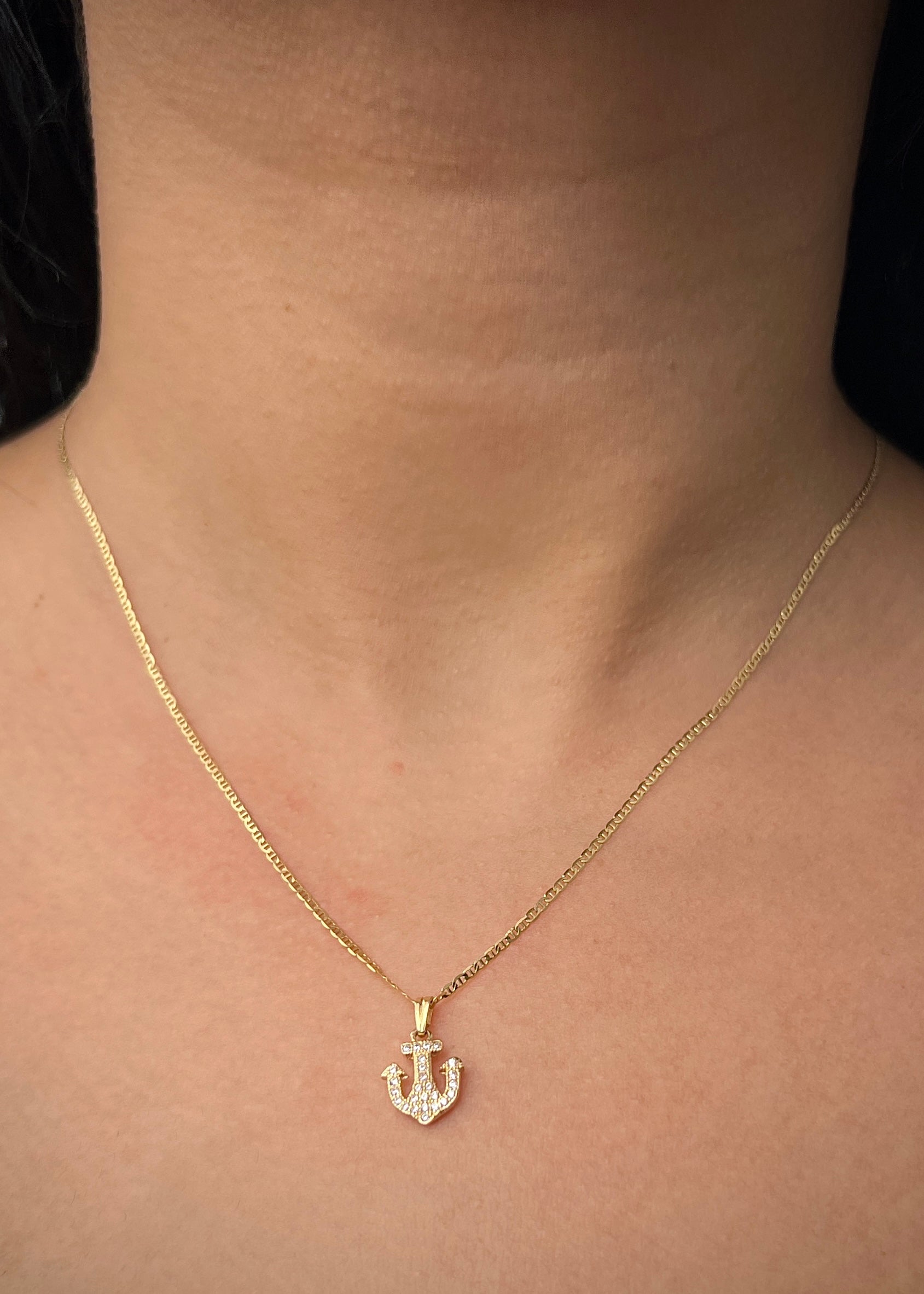 Dije ancla con swarovski blanco 0.85gr / Largo 1.5cm / Oro Amarillo Nac B