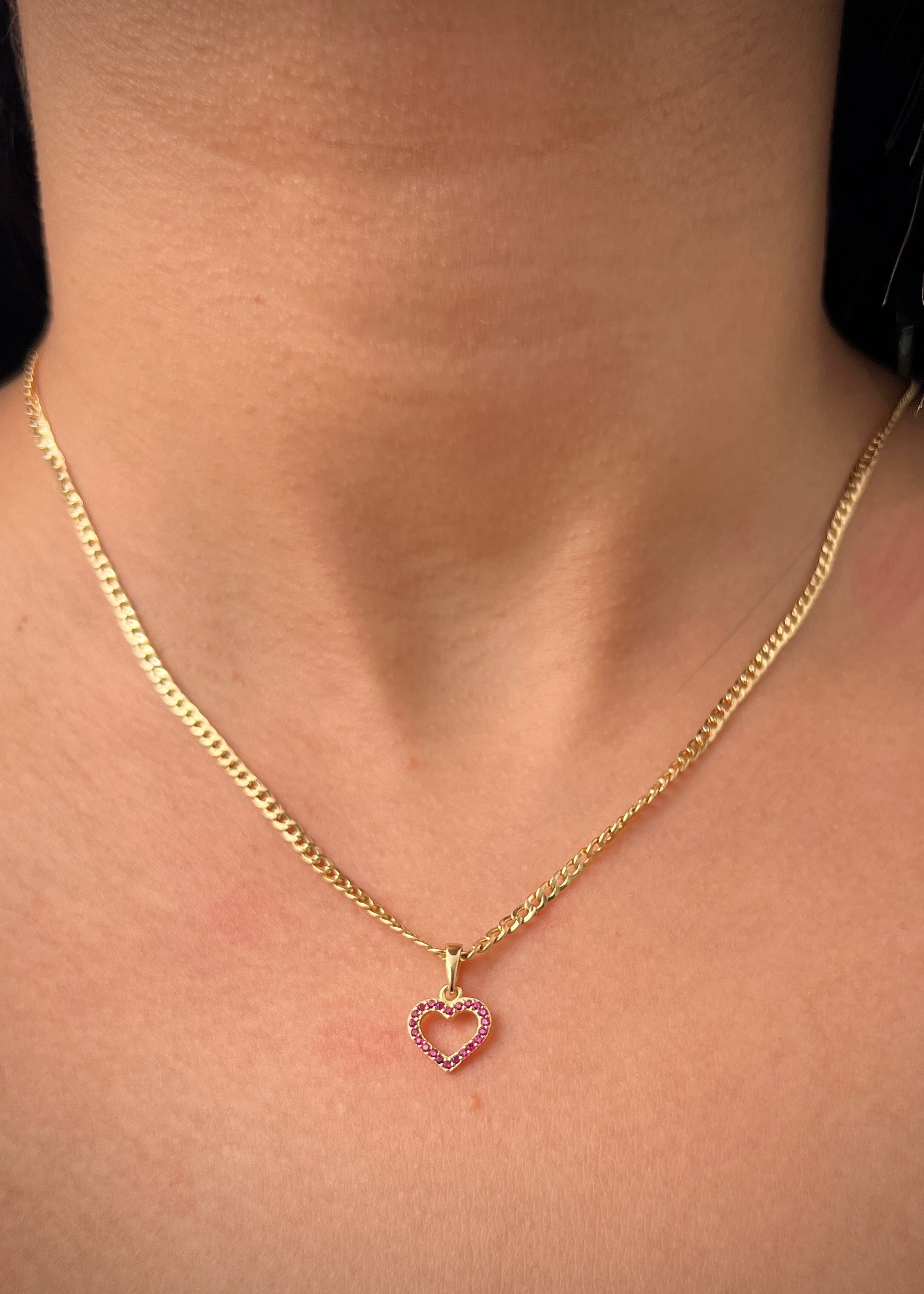 Dije corazon con swarovski fucsia 0.6gr / Largo 1.5cm / Oro Amarillo Nac B