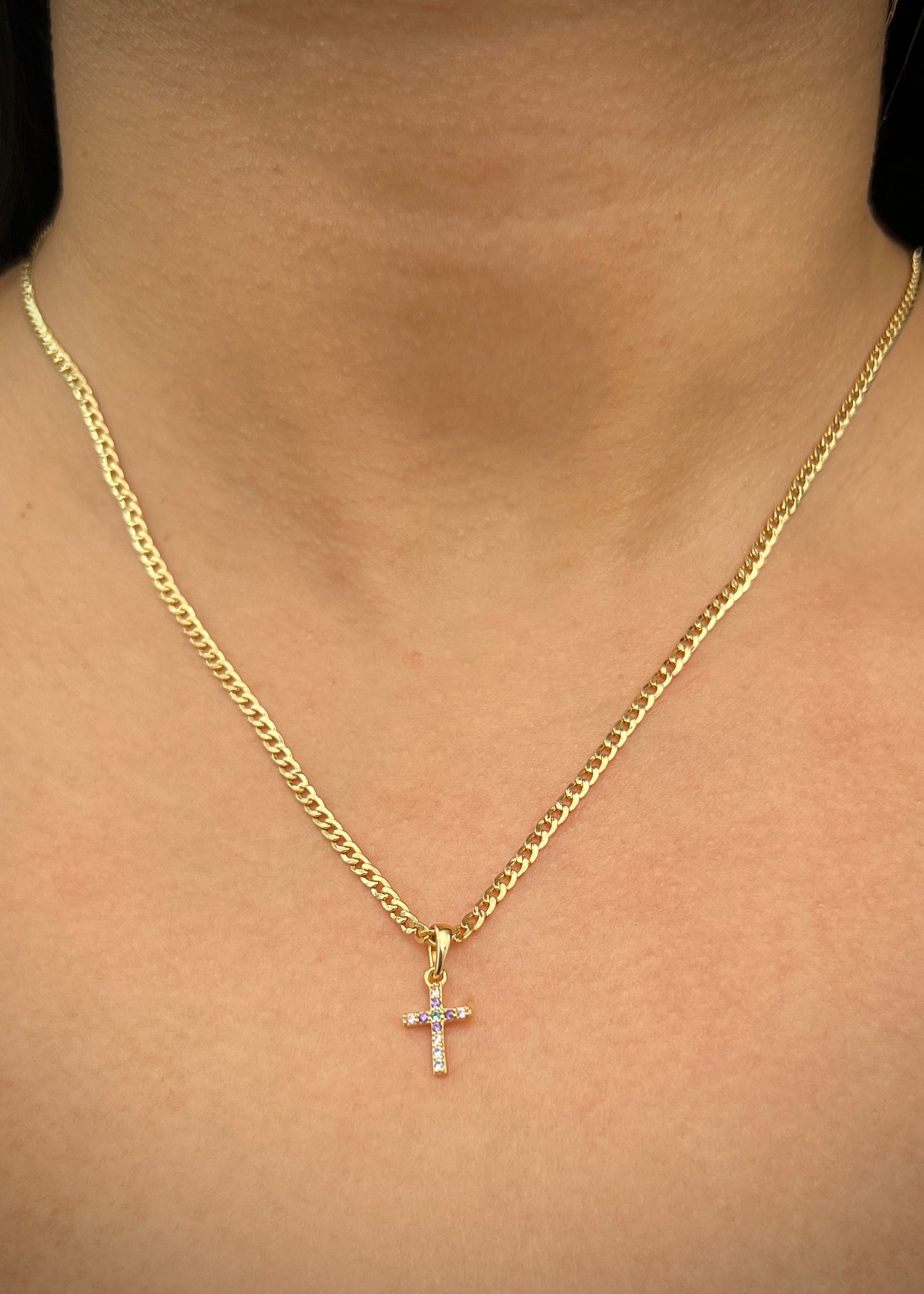 Dije cruz con swarovski verde y morado 0.6gr / Largo 1.7cm / Oro Amarillo Nac B