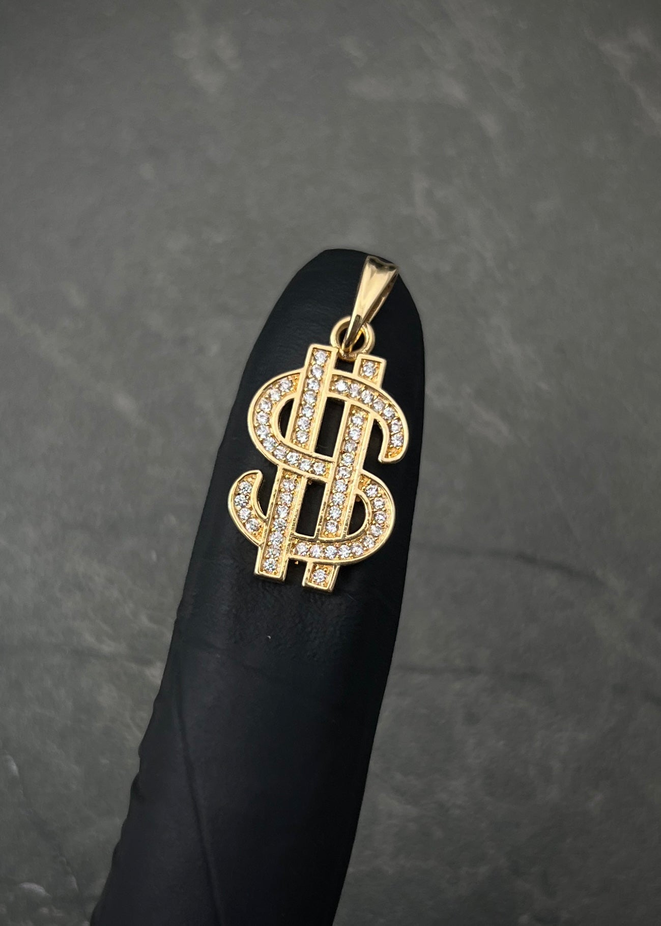 Dije signo peso con swarovski blanco 3.2gr / Largo 2.7cm / Oro Amarillo Nac B