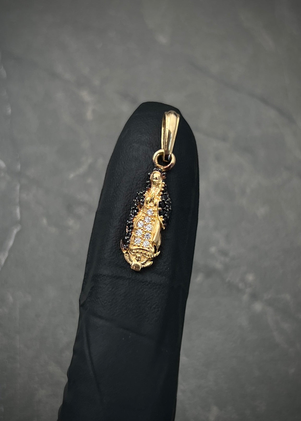Dije virgen de guadalupe con swarovski negro 1.35gr / Largo 2.4cm / Oro Amarillo Nac M