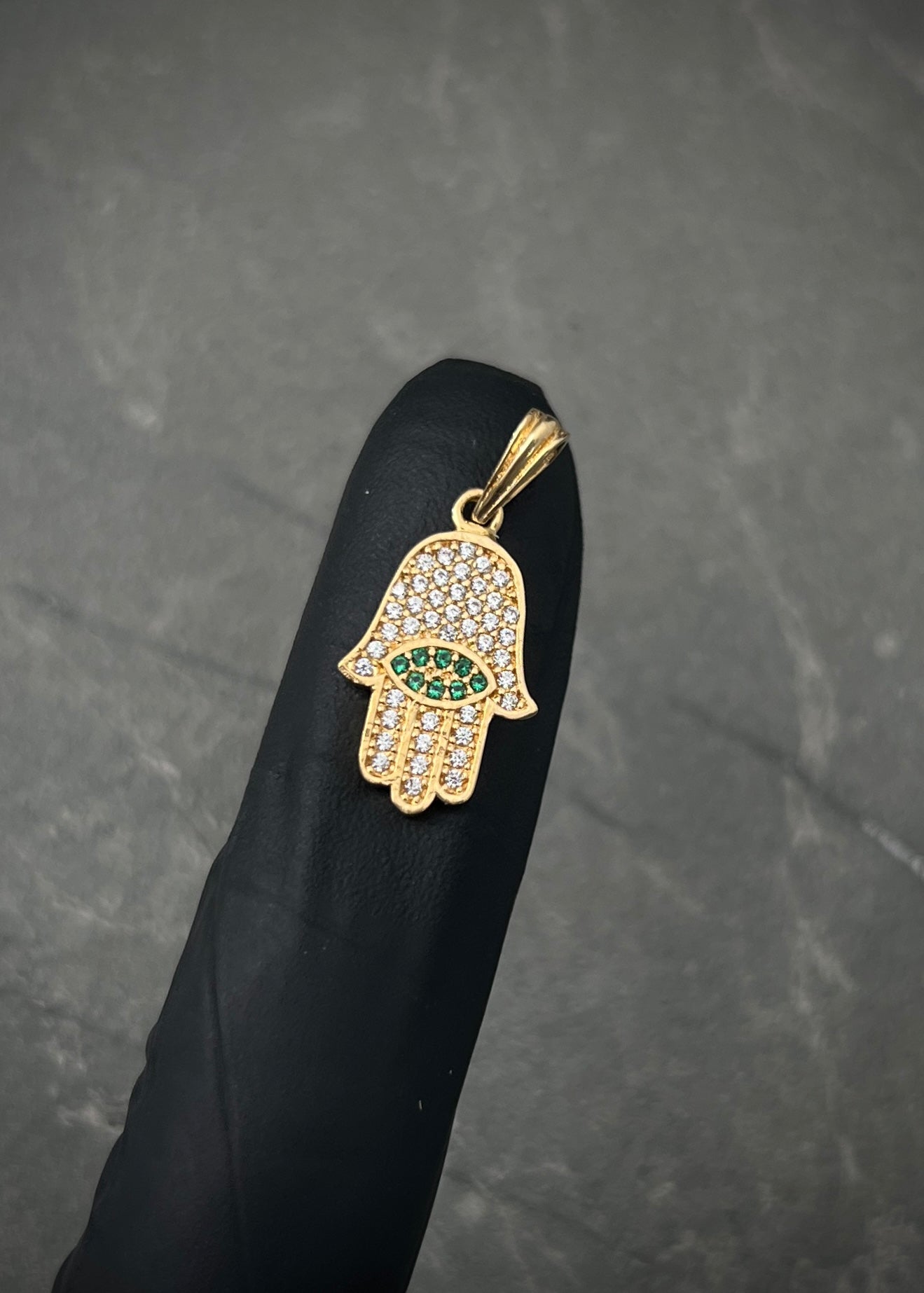 Dije mano hs con swarovski verde y blanco 1.7gr / Largo 2.4cm / Oro Amarillo Nac B