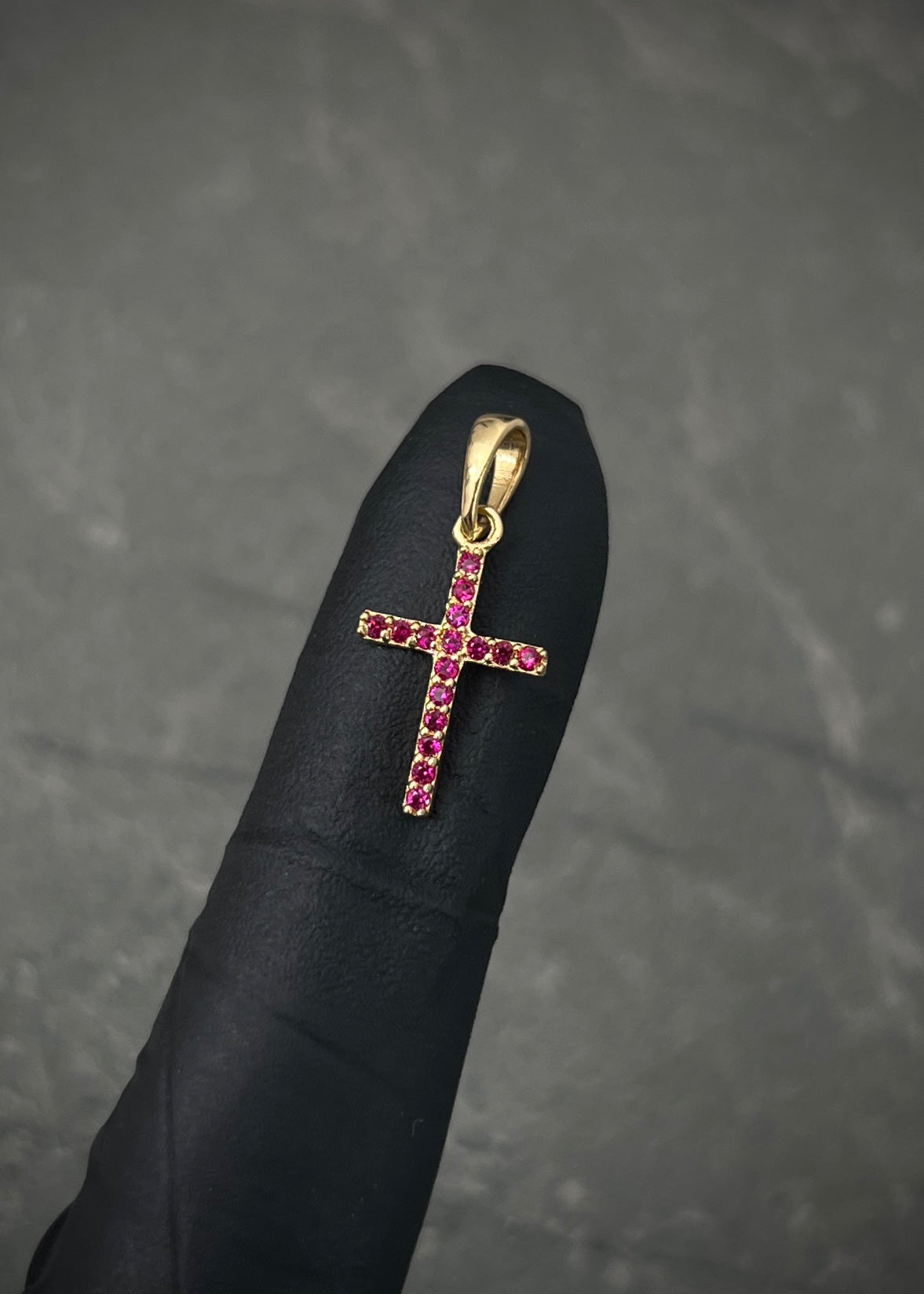 Dije cruz con swarovski fucsia 0.6gr / Largo 2 cm / Oro Amarillo Nac P