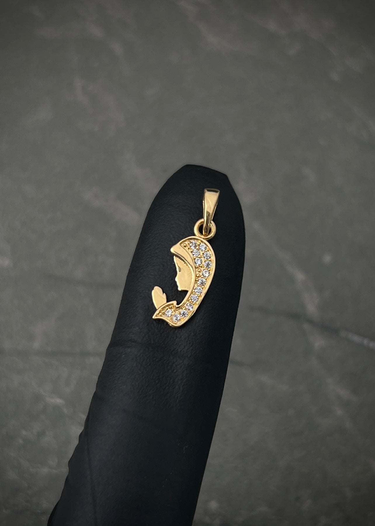 Dije virgen maria con swarovski blanco 0.7gr / Largo 1.9cm / Oro Amarillo Nac B