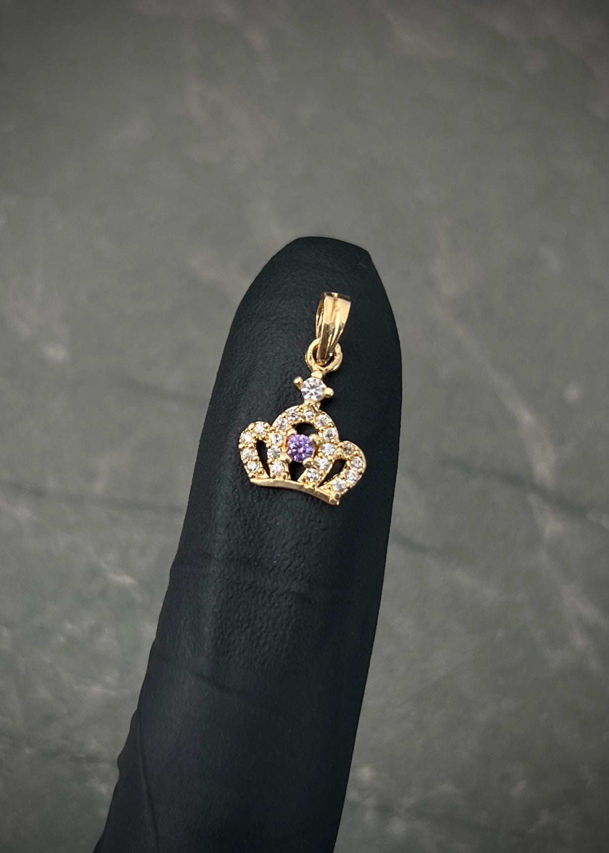 Dije corona con swarovski morado y blanco 0.75gr / Largo 1.5cm / Oro Amarillo Nac B