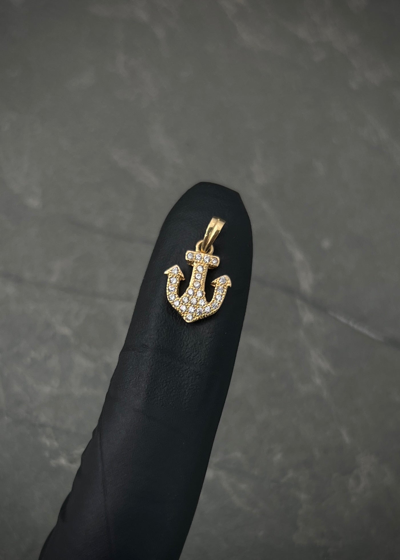 Dije ancla con swarovski blanco 0.9gr / Largo 1.5cm / Oro Amarillo Nac P