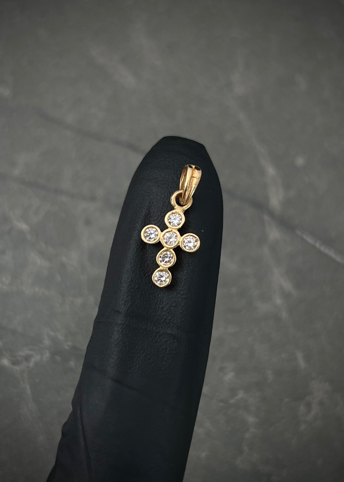 Dije cruz con swarovski blanco 0.8gr / Largo 1.7 cm / Oro Amarillo Nac P