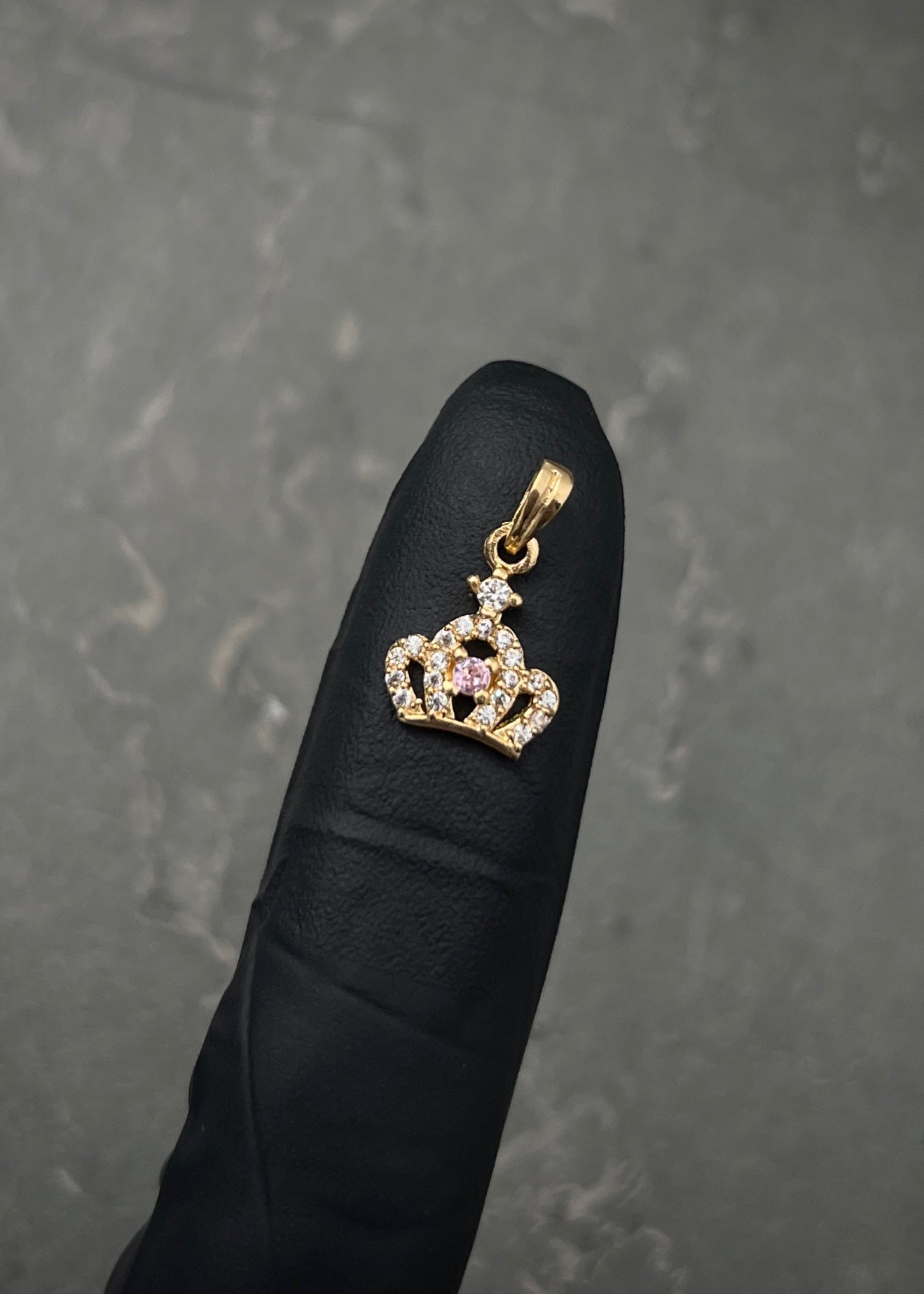 Dije corona con swarovski rosado y blanco 0.8gr / Largo 1.5cm / Oro Amarillo Nac B