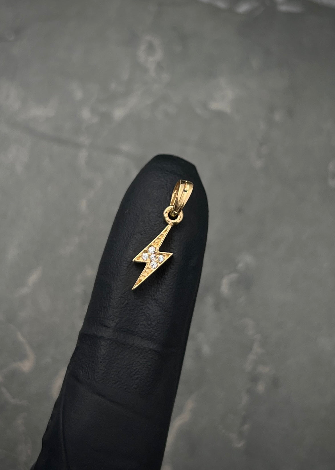 Dije rayo con swarovski blanco 0.6gr / Largo 1.8cm / Oro Amarillo Nac M