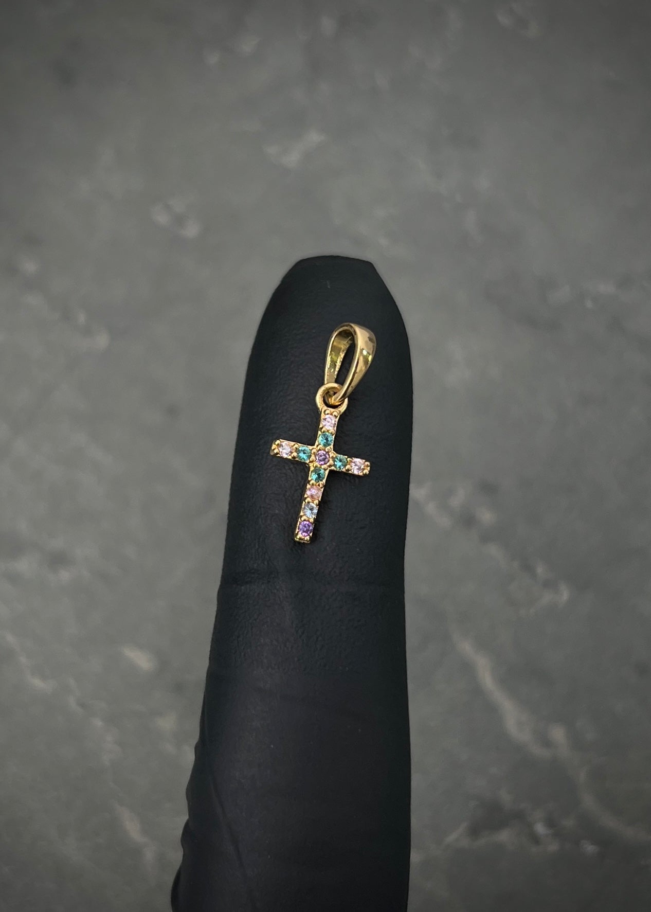 Dije cruz con swarovski morado y verde 0.6gr / Largo 1.7cm / Oro Amarillo Nac B