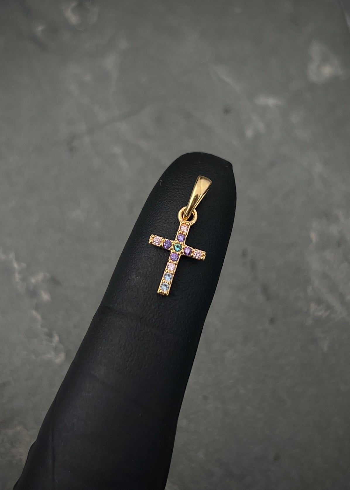 Dije cruz con swarovski verde y morado 0.6gr / Largo 1.7cm / Oro Amarillo Nac B