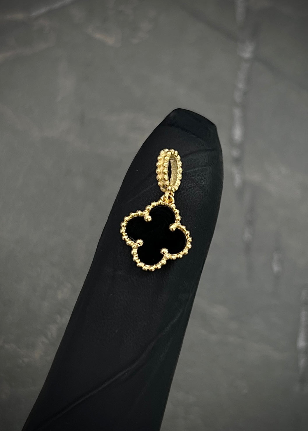 Dije lucky clover piedra negra 1gr / Largo 1.6cm / Oro Amarillo Nac M