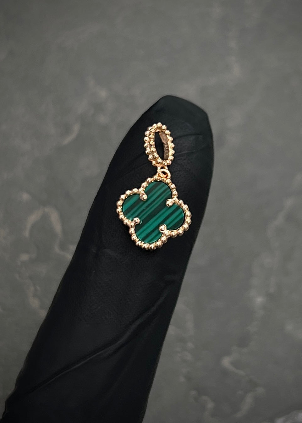 Dije lucky clover piedra verde 0.9gr / Largo 1.7cm / Oro Rosado Nac M