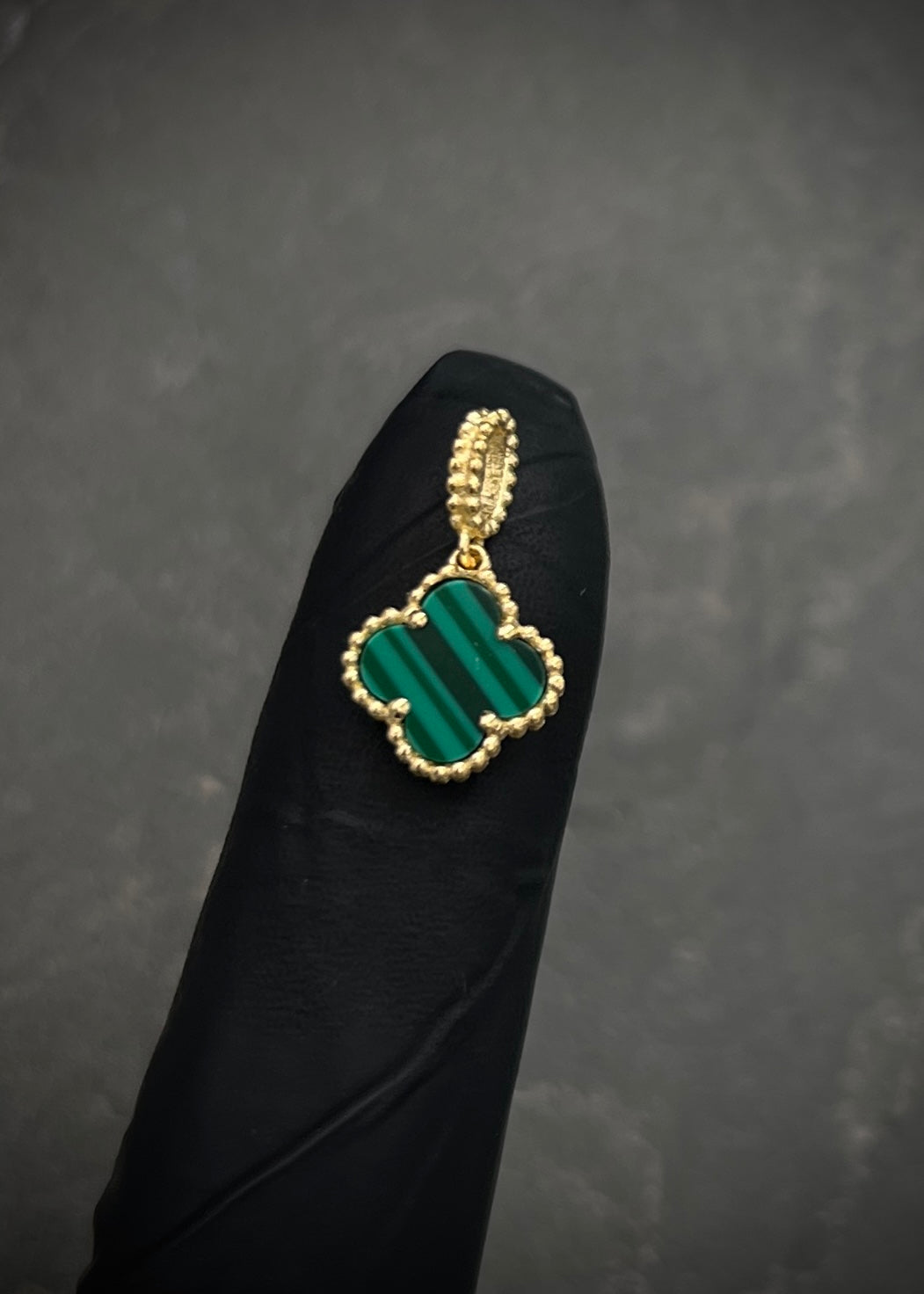 Dije lucky clover piedra verde 0.9gr / Largo 1.6cm / Oro Amarillo Nac M