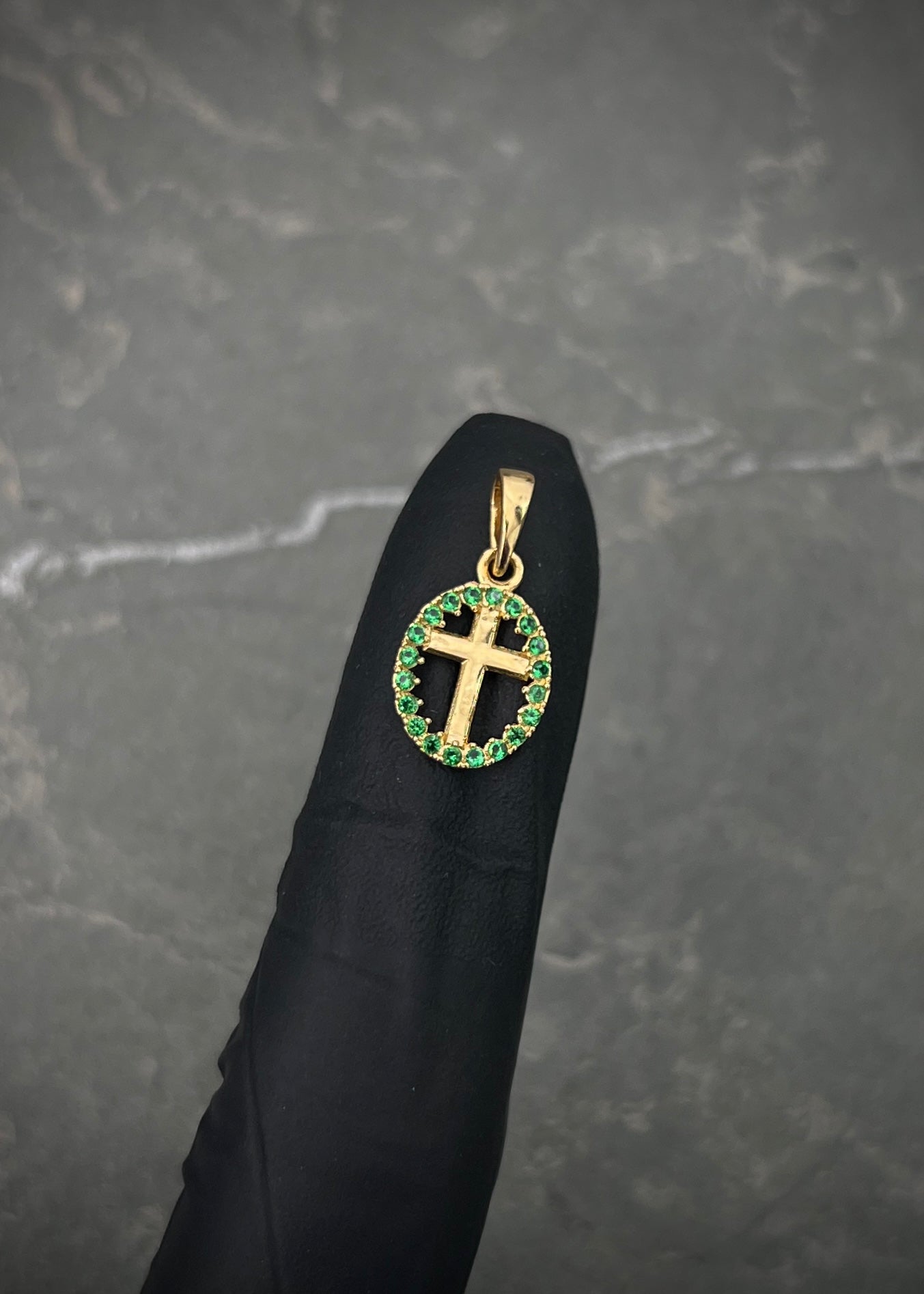 Dije medalla de cruz con swarovski verde 0.7gr / largo 1.8cm / Oro Amarillo Nac M