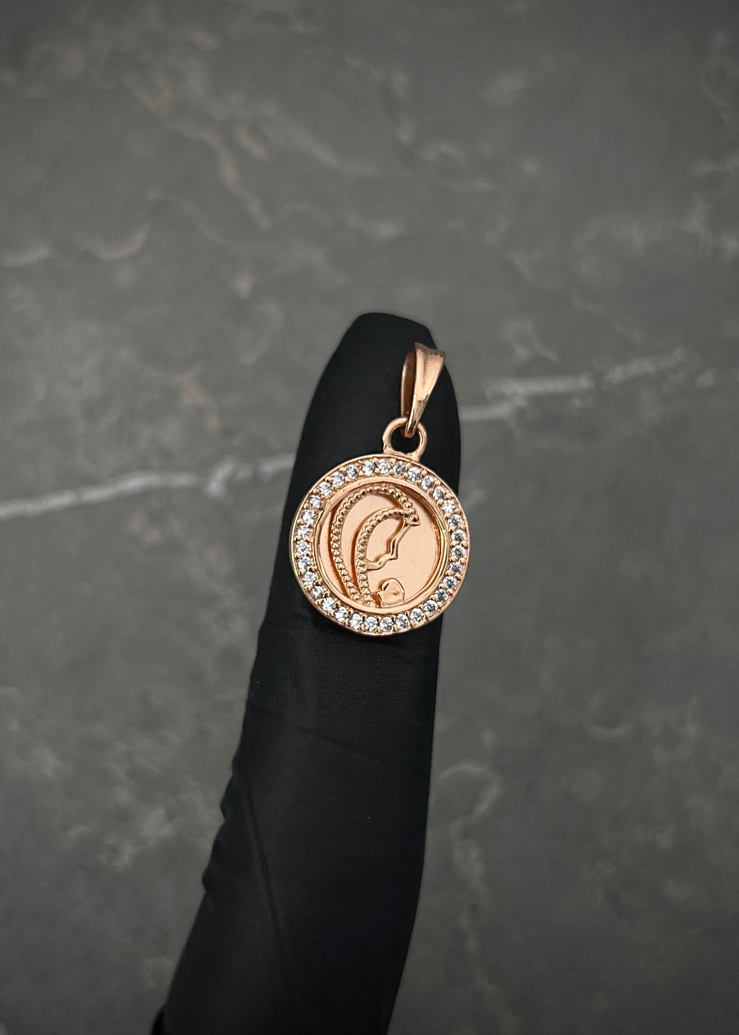 Dije virgen maria con swarovski blanco 3.8gr / Largo 2.2cm / Oro Rosado Nac M